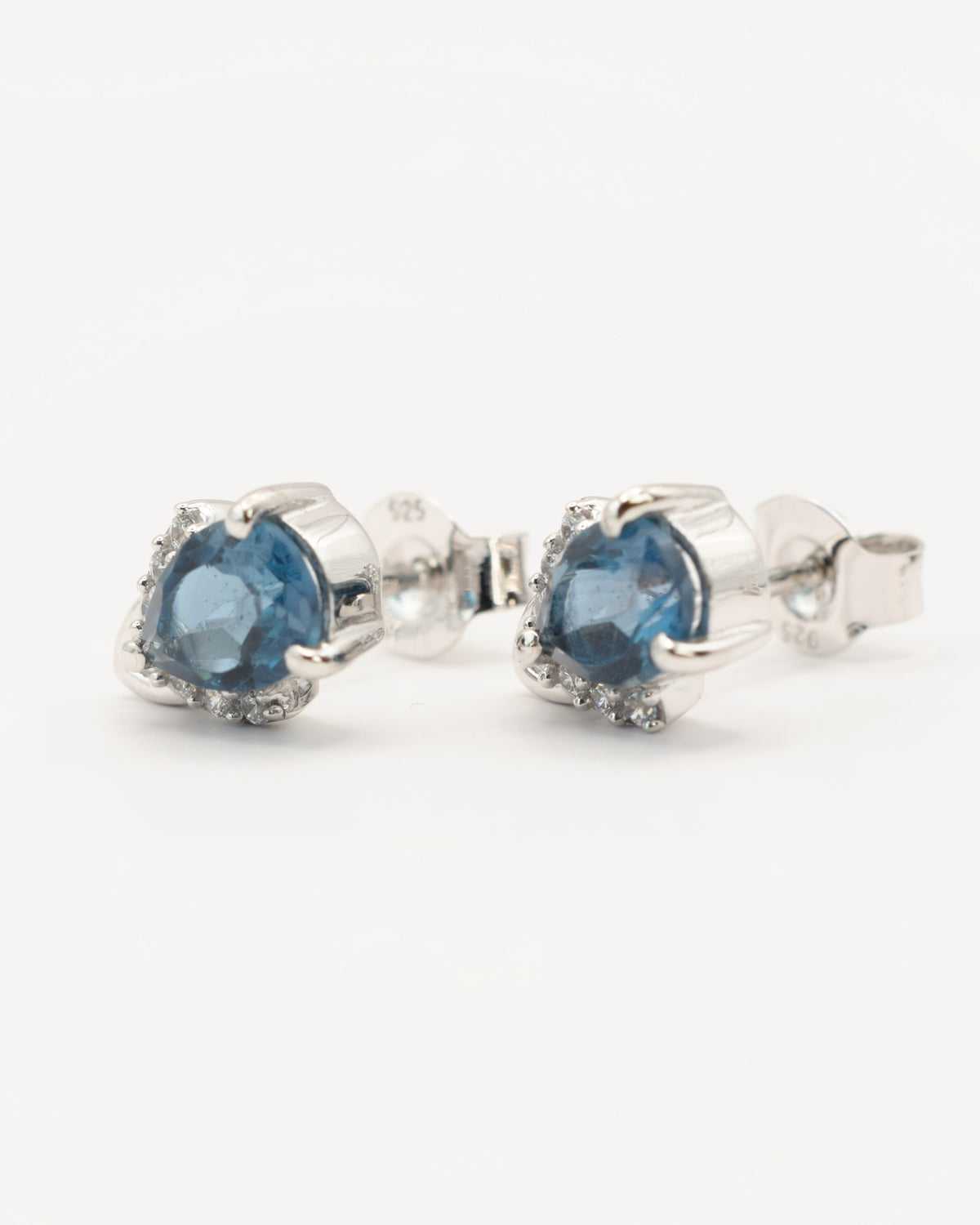Marée Ohrstecker aus 925 Sterlingsilber mit London Blue Topas, Tropfen 5 x 7 mm und Zirkonia-Krone, Schrägansicht