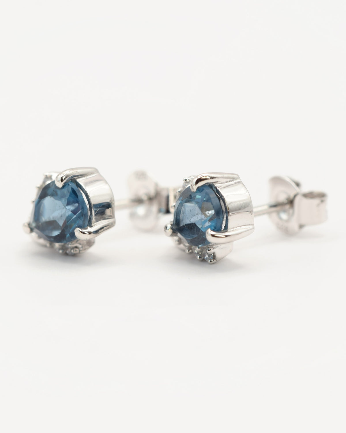 Marée Ohrstecker aus 925 Sterlingsilber mit London Blue Topas, Tropfen 5 x 7 mm und Zirkonia-Krone, Seitenansicht