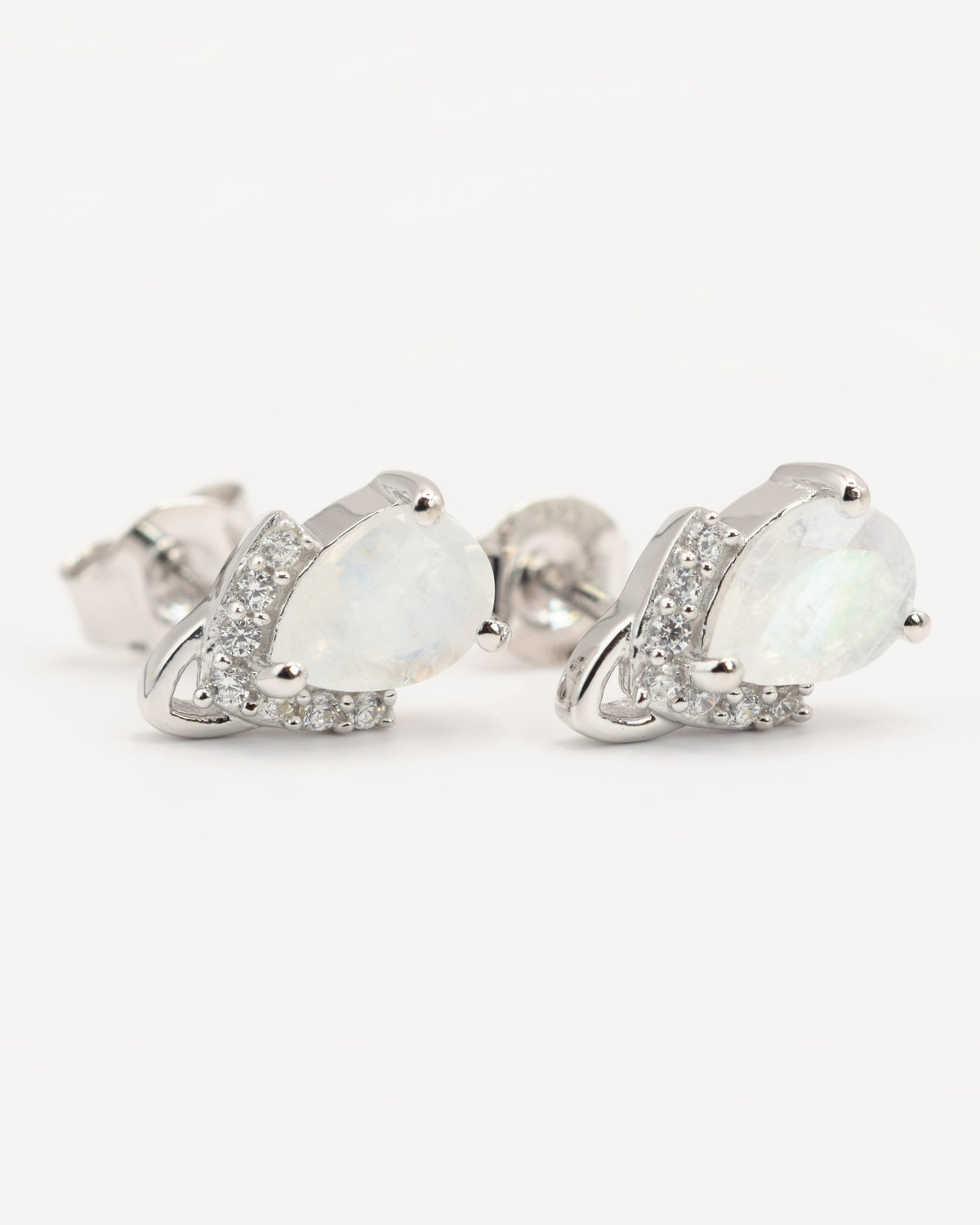 Marée Ohrstecker aus 925 Sterlingsilber mit Regenbogen-Mondstein, Tropfen 5 x 7 mm und Zirkonia-Krone, Frontansicht