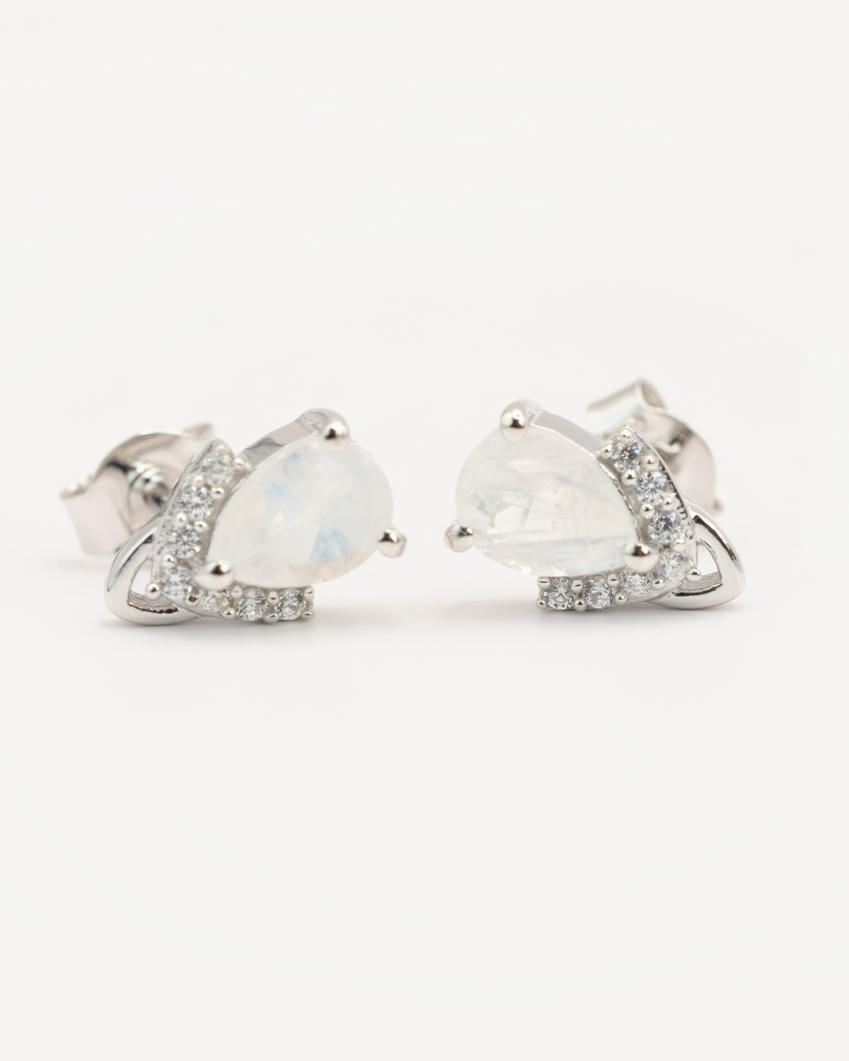 Marée Ohrstecker aus 925 Sterlingsilber mit Regenbogen-Mondstein, Tropfen 5 x 7 mm und Zirkonia-Krone, Schrägansicht