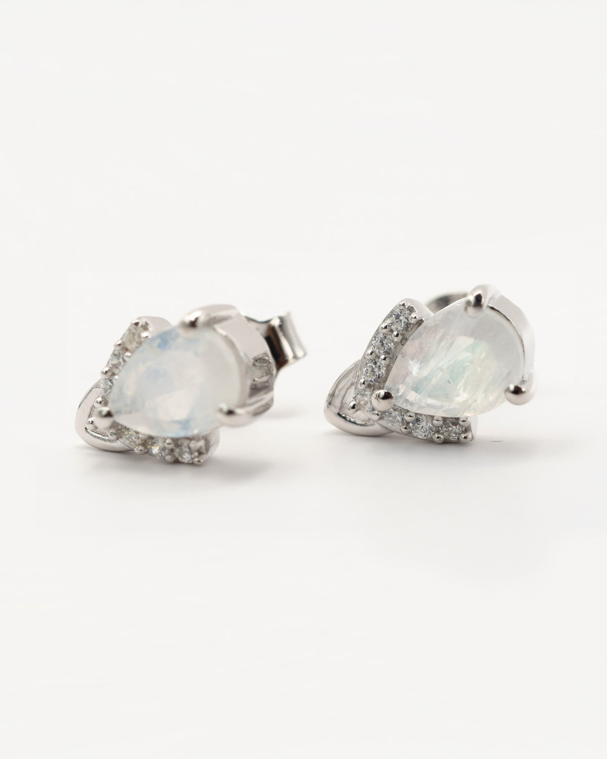 Marée Ohrstecker aus 925 Sterlingsilber mit Regenbogen-Mondstein, Tropfen 5 x 7 mm und Zirkonia-Krone, Seitenansicht