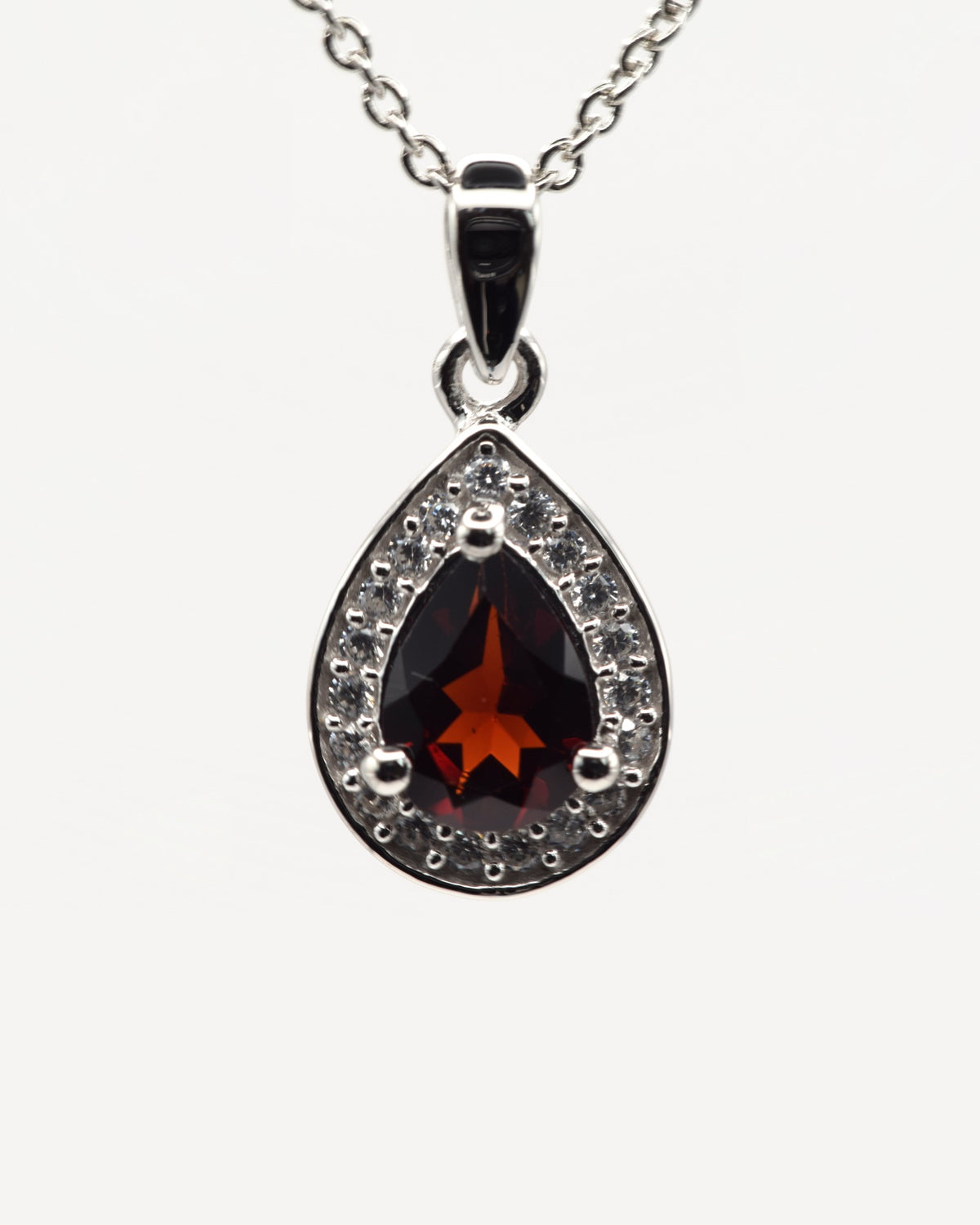 Nova Halskette aus 925 Sterlingsilber mit Granat, Tropfen 5 x 7 mm und Zirkonia-Halo, Nahaufnahme des Anhängers
