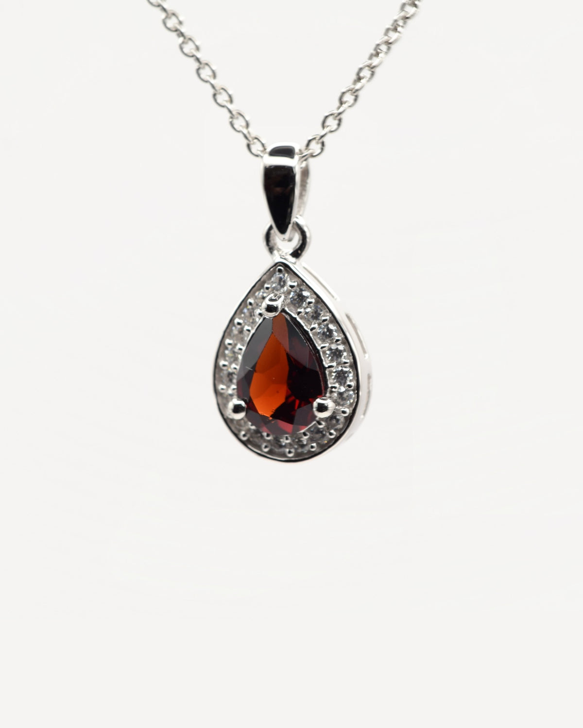 Nova Halskette aus 925 Sterlingsilber mit Granat, Tropfen 5 x 7 mm und Zirkonia-Halo, Frontansicht, zweite Aufnahme