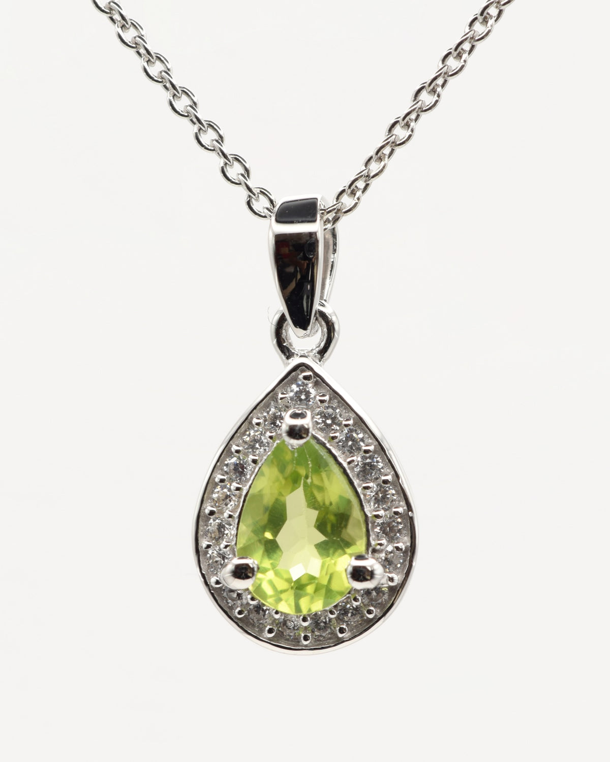 Nova Halskette aus 925 Sterlingsilber mit Peridot, Tropfen 5 x 7 mm und Zirkonia-Halo, Nahaufnahme des Anhängers