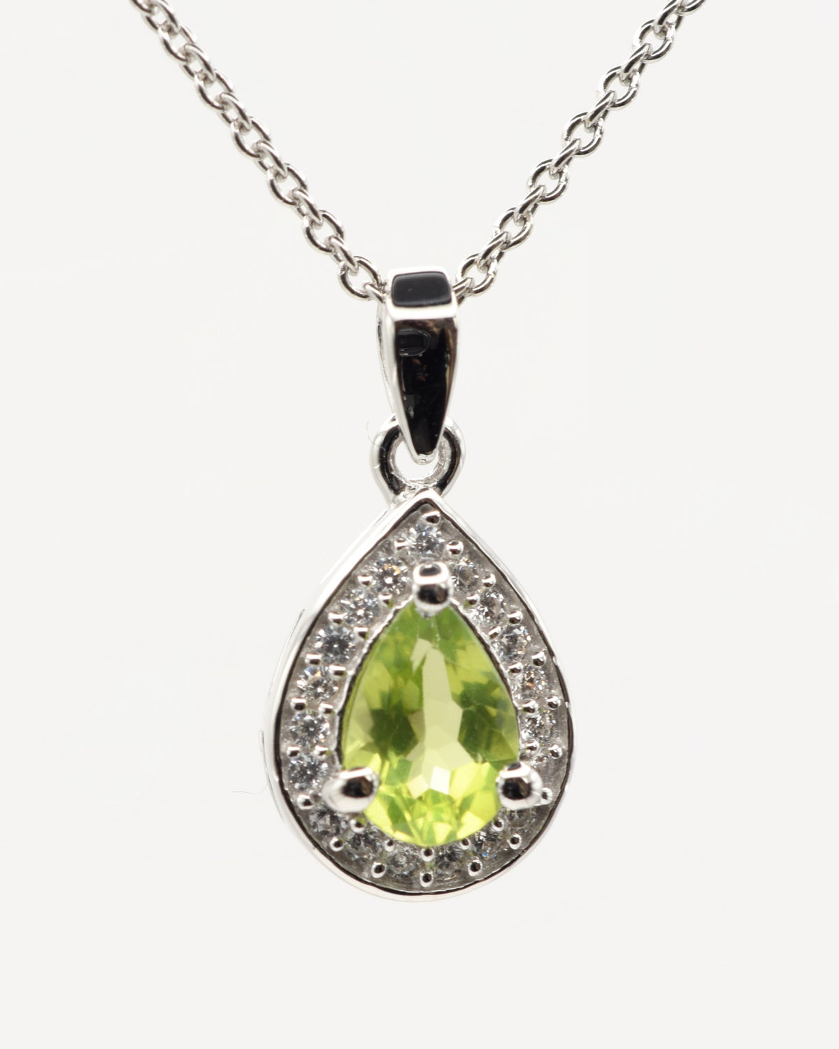Nova Halskette aus 925 Sterlingsilber mit Peridot, Tropfen 5 x 7 mm und Zirkonia-Halo, zweite Nahaufnahme des Anhängers