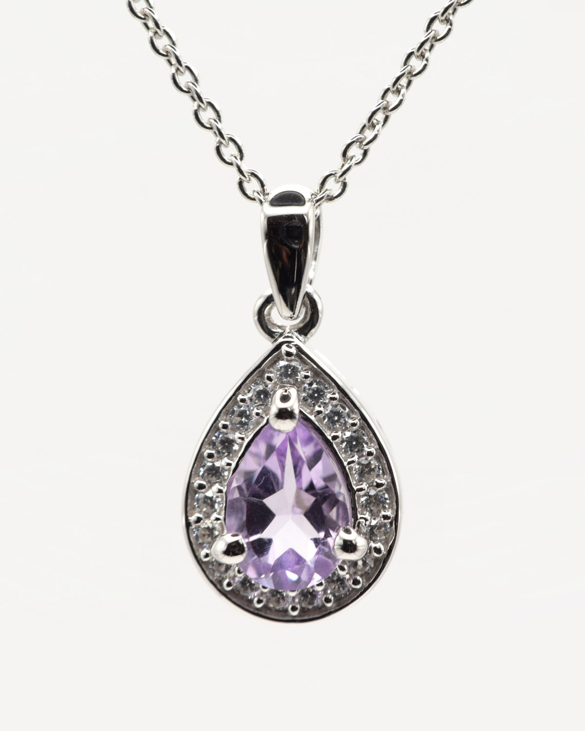 Nova Halskette aus 925 Sterlingsilber mit Pink Amethyst, Tropfen 5 x 7 mm und Zirkonia-Halo, Nahaufnahme des Anhängers