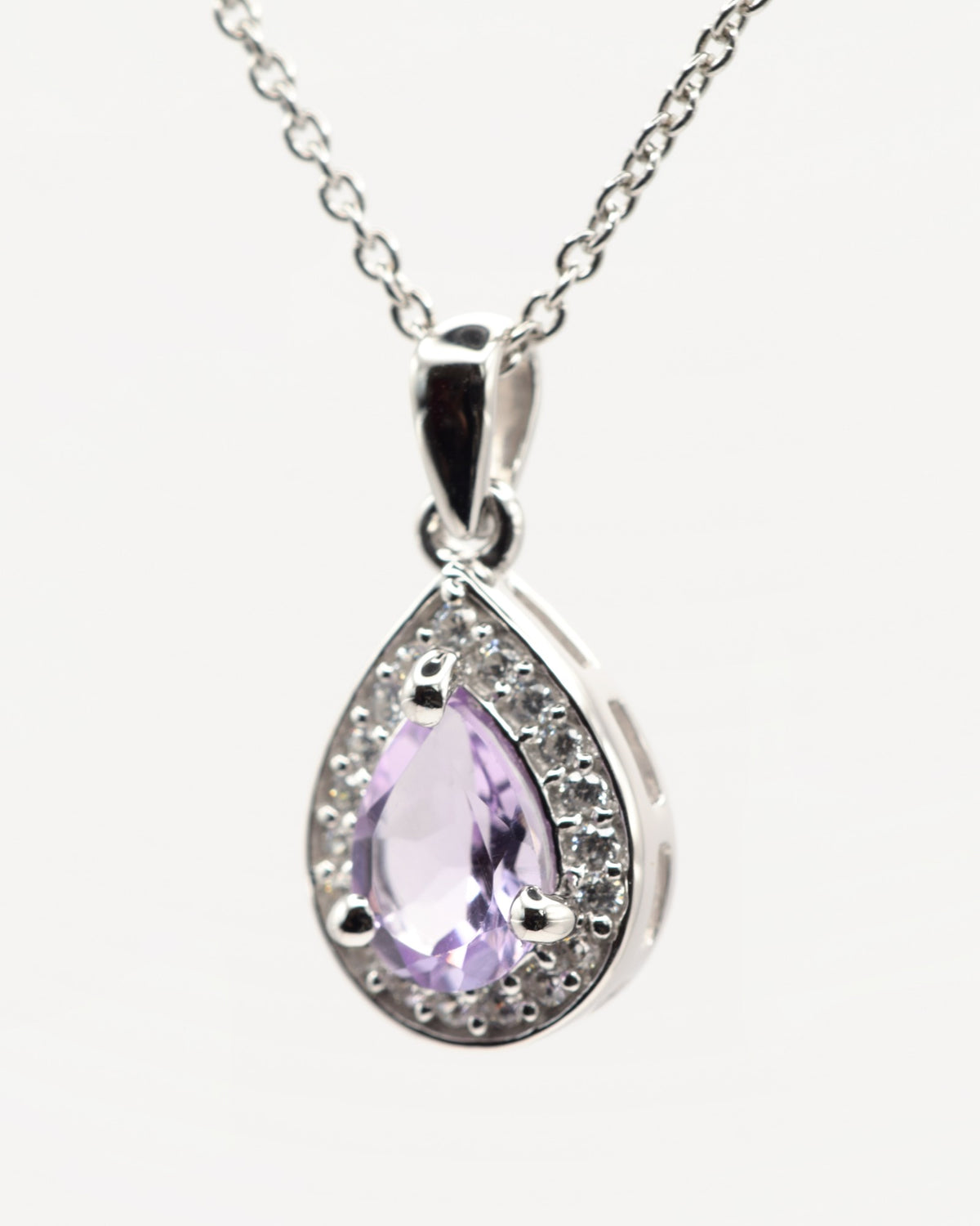 Nova Halskette aus 925 Sterlingsilber mit Pink Amethyst, Tropfen 5 x 7 mm und Zirkonia-Halo, zweite Nahaufnahme des Anhängers