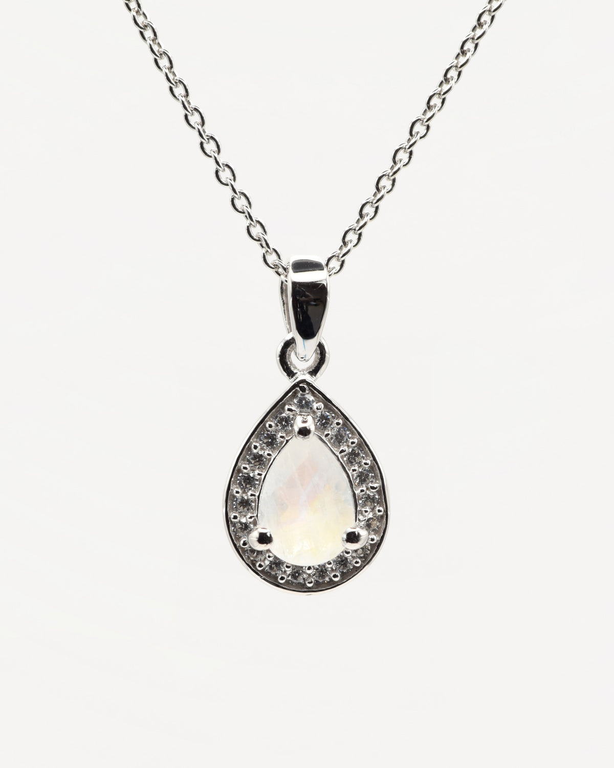 Nova Halskette aus 925 Sterlingsilber mit Regenbogen-Mondstein, Tropfen 5 x 7 mm und Zirkonia-Halo, Frontansicht