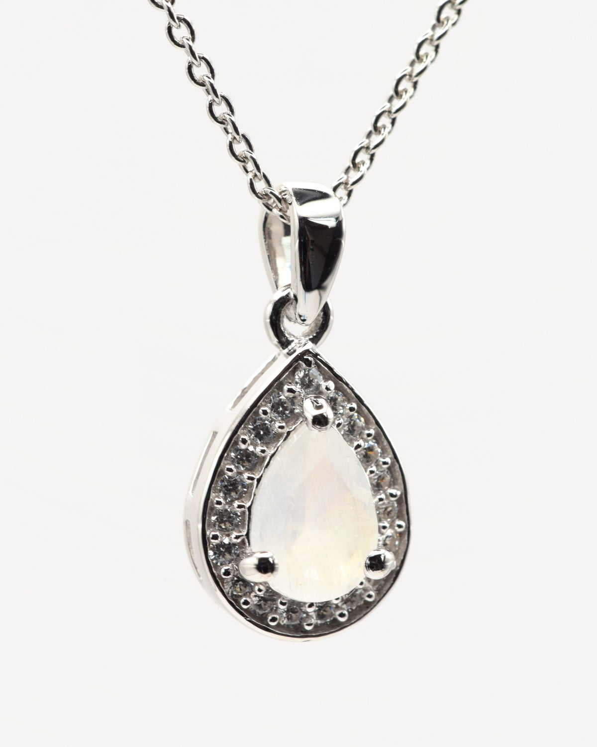 Nova Halskette aus 925 Sterlingsilber mit Regenbogen-Mondstein, Tropfen 5 x 7 mm und Zirkonia-Halo, Nahaufnahme des Anhängers