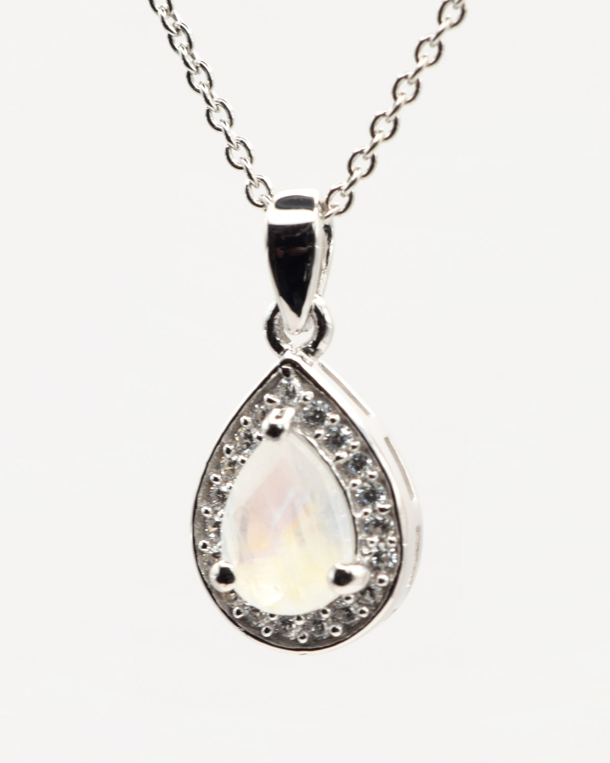 Nova Halskette aus 925 Sterlingsilber mit Regenbogen-Mondstein, Tropfen 5 x 7 mm und Zirkonia-Halo, zweite Nahaufnahme des Anhängers