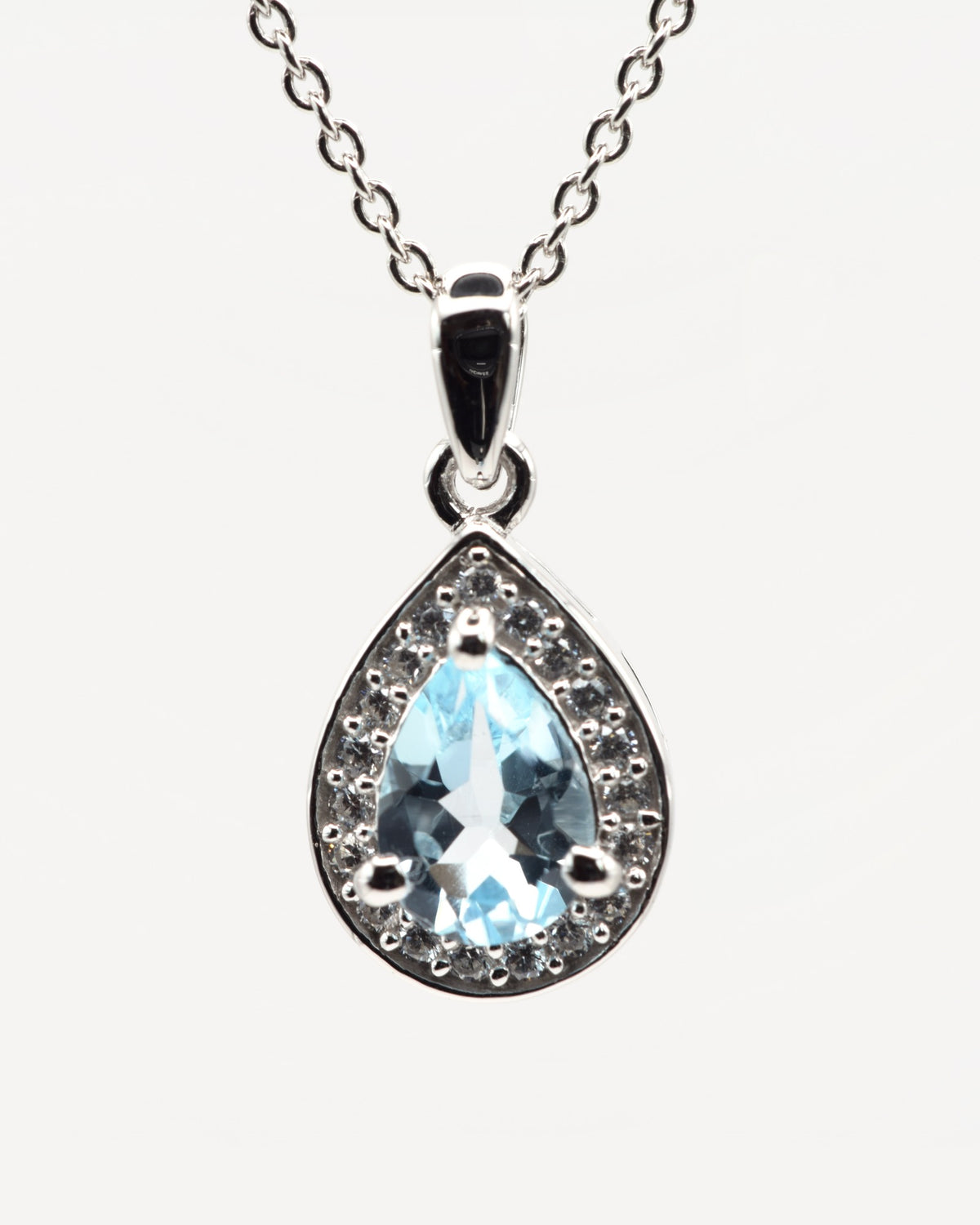 Nova Halskette aus 925 Sterlingsilber mit Sky Blue Topas, Tropfen 5 x 7 mm und Zirkonia-Halo, Nahaufnahme des Anhängers