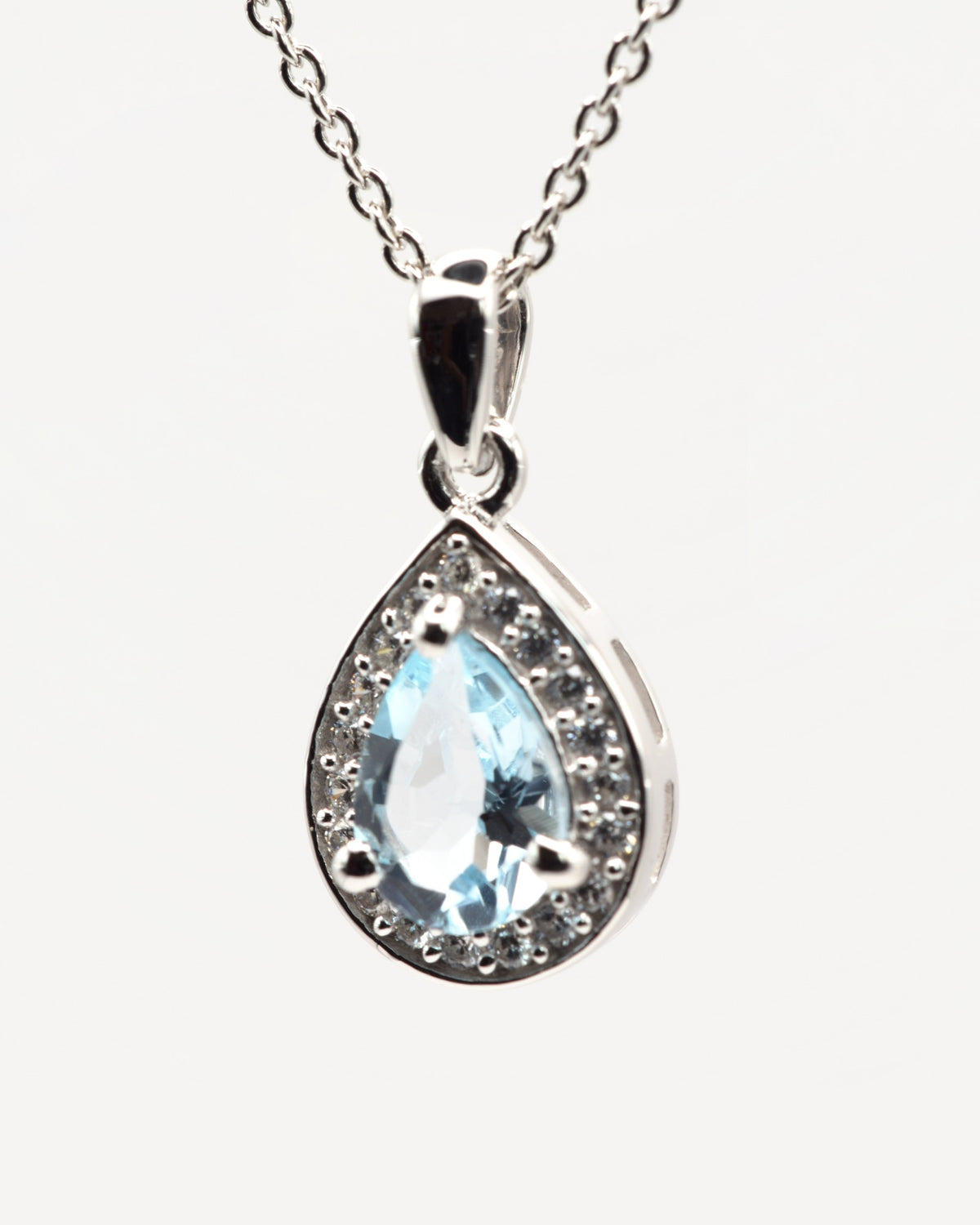 Nova Halskette aus 925 Sterlingsilber mit Sky Blue Topas, Tropfen 5 x 7 mm und Zirkonia-Halo, zweite Nahaufnahme des Anhängers