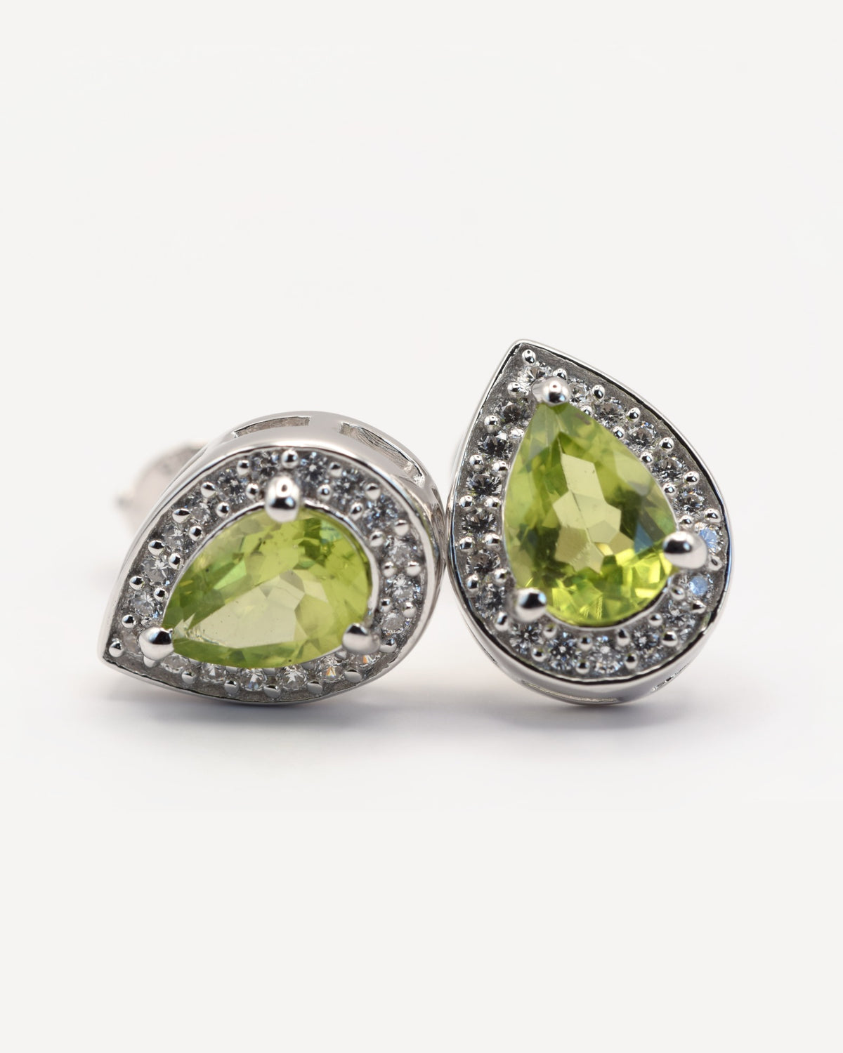 Nova Ohrstecker aus 925 Sterlingsilber mit Peridot, Tropfen 5 x 7 mm und Zirkonia-Halo, Schrägansicht