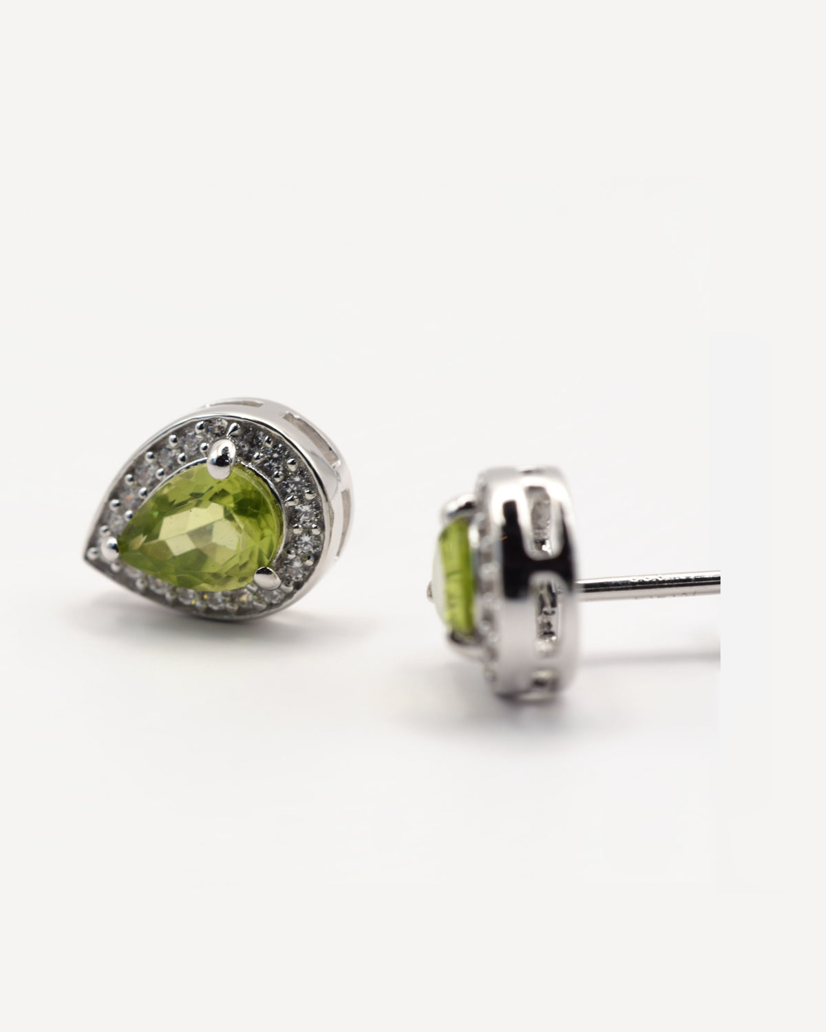 Nova Ohrstecker aus 925 Sterlingsilber mit Peridot, Tropfen 5 x 7 mm und Zirkonia-Halo, Seitenansicht
