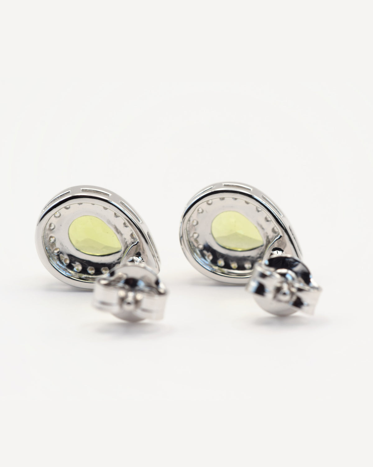 Nova Ohrstecker aus 925 Sterlingsilber mit Peridot, Tropfen 5 x 7 mm und Zirkonia-Halo, zweite Seitenansicht
