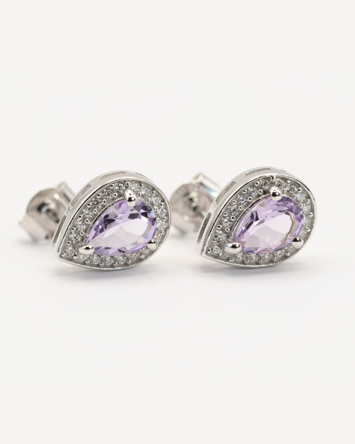 Nova Ohrstecker aus 925 Sterlingsilber mit Pink Amethyst, Tropfen 5 x 7 mm und Zirkonia-Halo, Schrägansicht