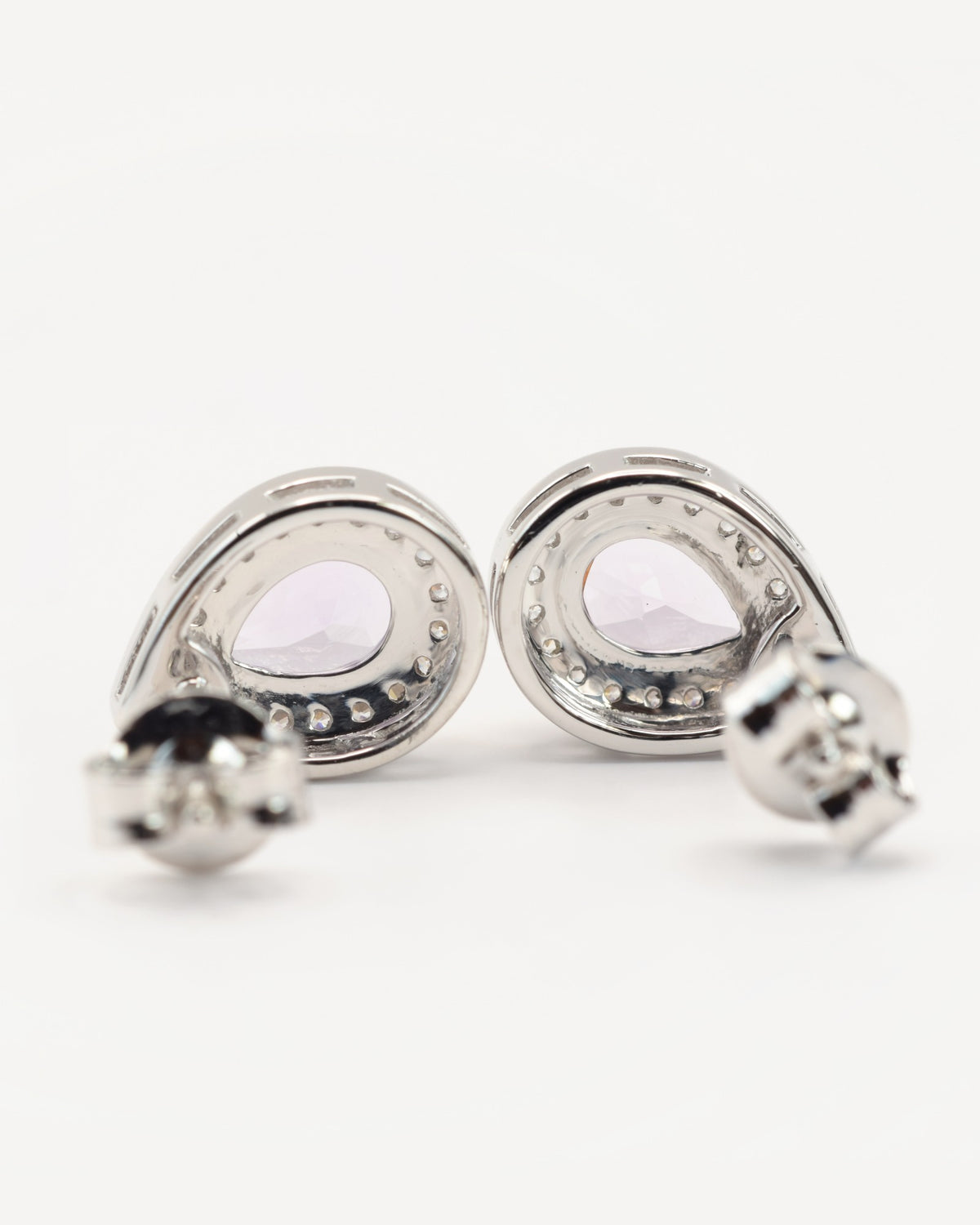 Nova Ohrstecker aus 925 Sterlingsilber mit Pink Amethyst, Tropfen 5 x 7 mm und Zirkonia-Halo, zweite Seitenansicht