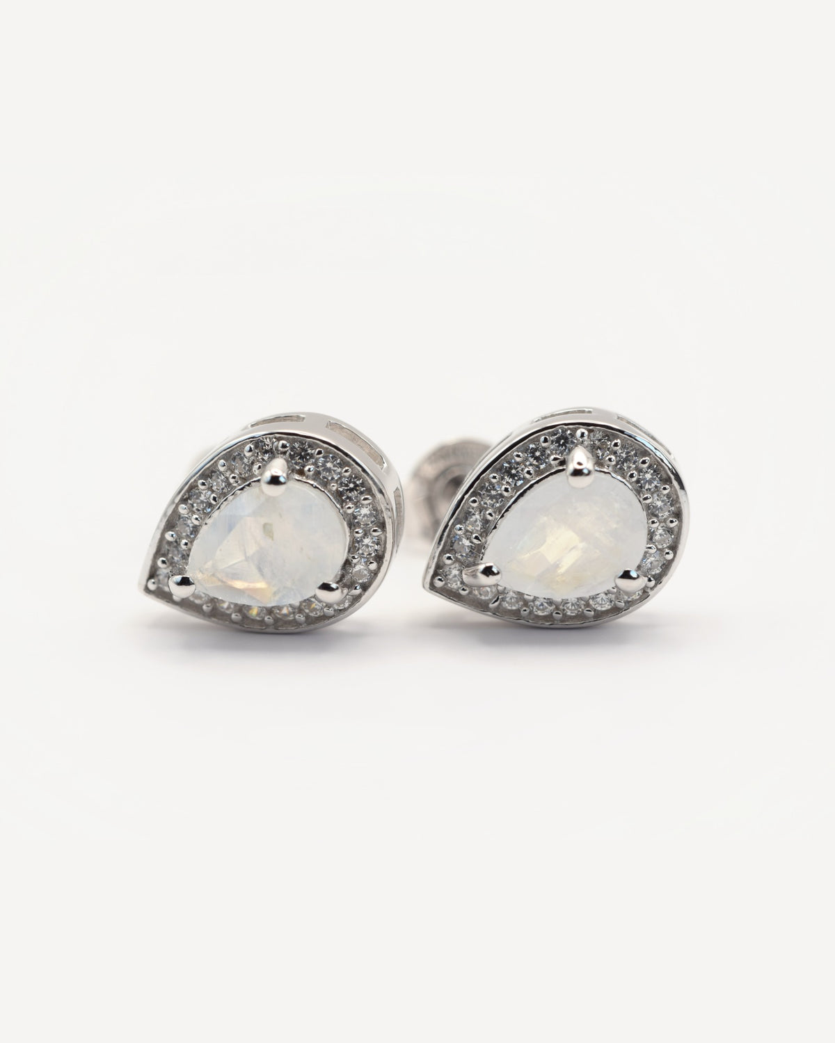Nova Ohrstecker aus 925 Sterlingsilber mit Regenbogen-Mondstein, Tropfen 5 x 7 mm und Zirkonia-Halo, Frontansicht