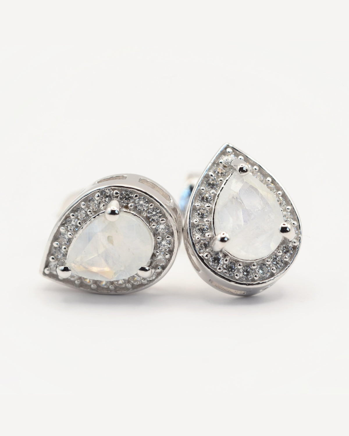 Nova Ohrstecker aus 925 Sterlingsilber mit Regenbogen-Mondstein, Tropfen 5 x 7 mm und Zirkonia-Halo, Schrägansicht