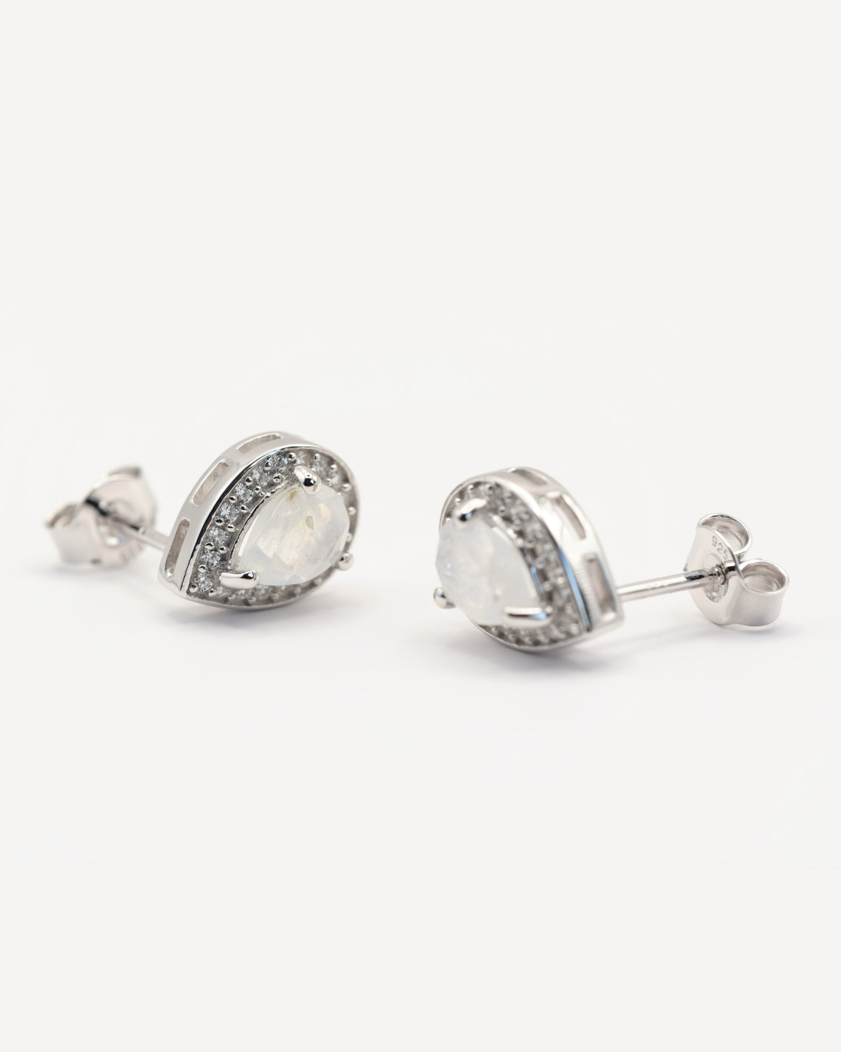 Nova Ohrstecker aus 925 Sterlingsilber mit Regenbogen-Mondstein, Tropfen 5 x 7 mm und Zirkonia-Halo, Seitenansicht