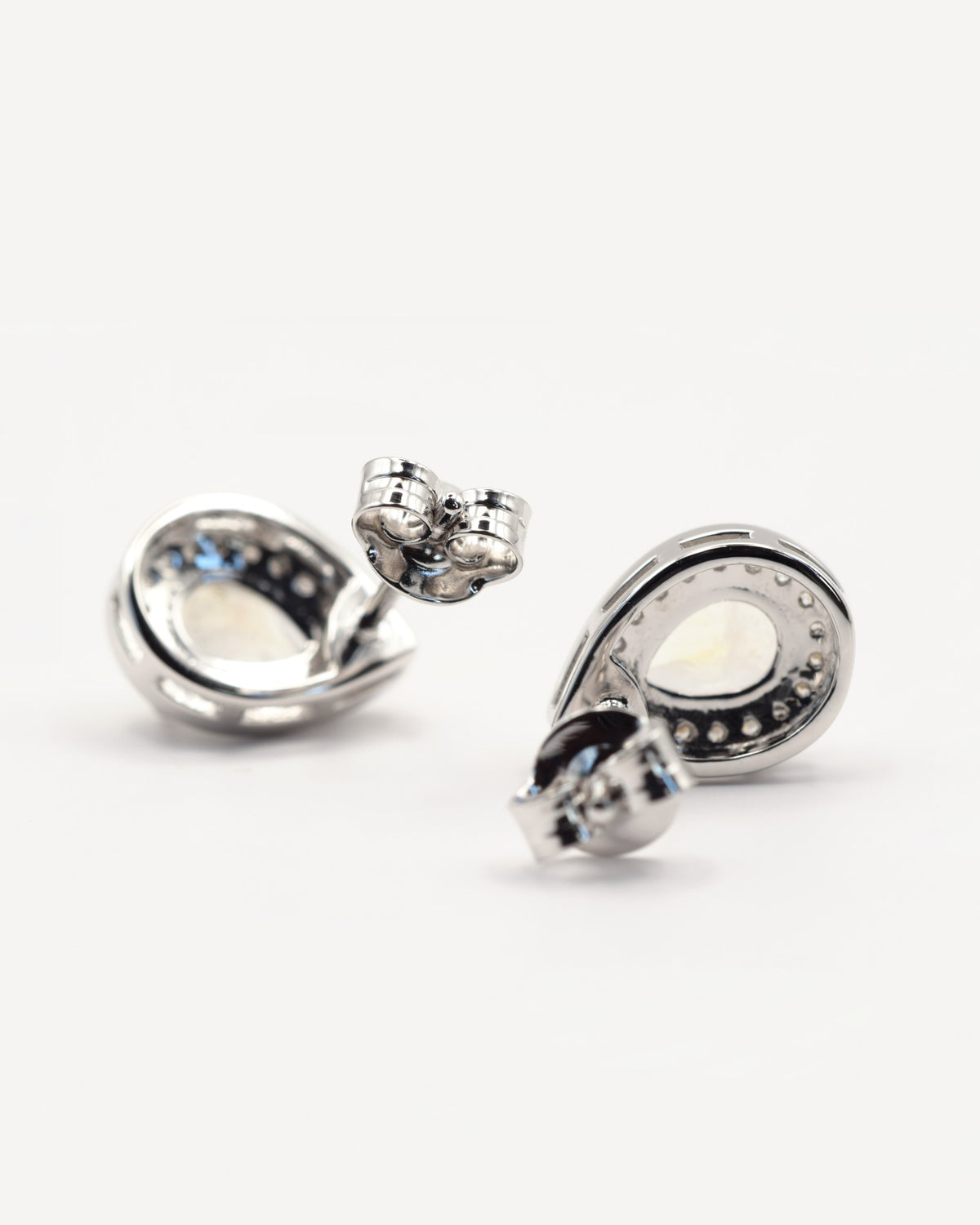 Nova Ohrstecker aus 925 Sterlingsilber mit Regenbogen-Mondstein, Tropfen 5 x 7 mm und Zirkonia-Halo, zweite Seitenansicht