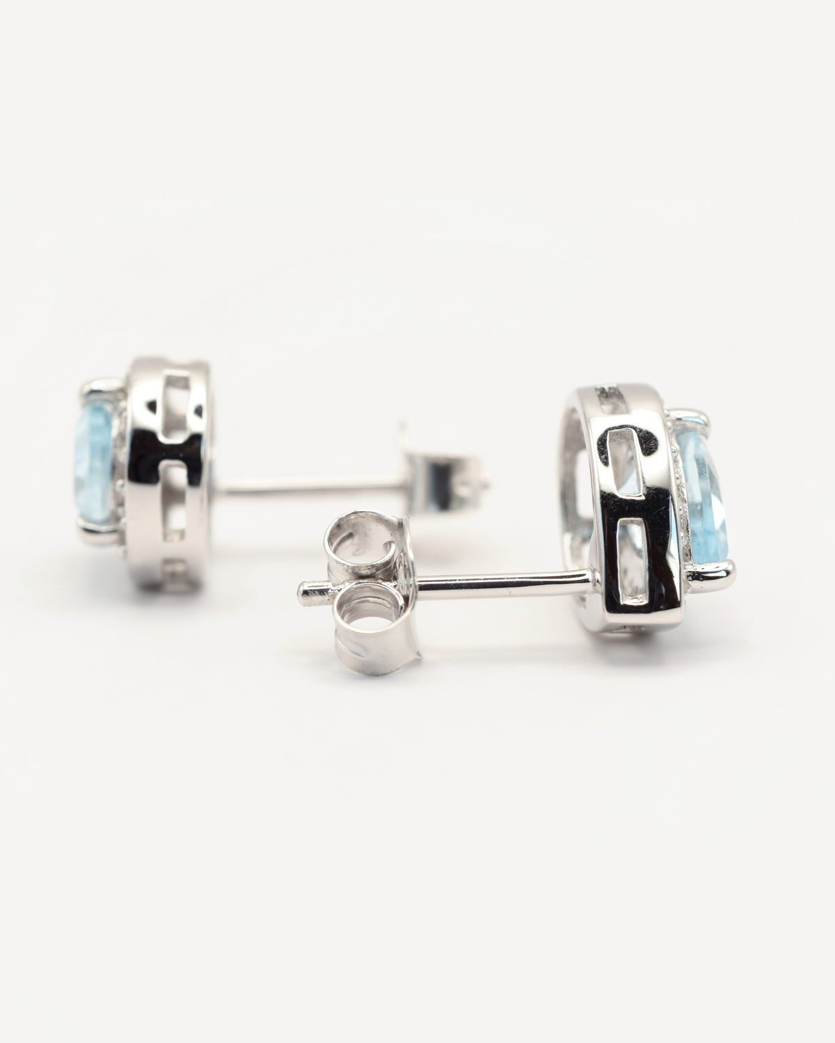 Nova Ohrstecker aus 925 Sterlingsilber mit Sky Blue Topas, Tropfen 5 x 7 mm und Zirkonia-Halo, Seitenansicht