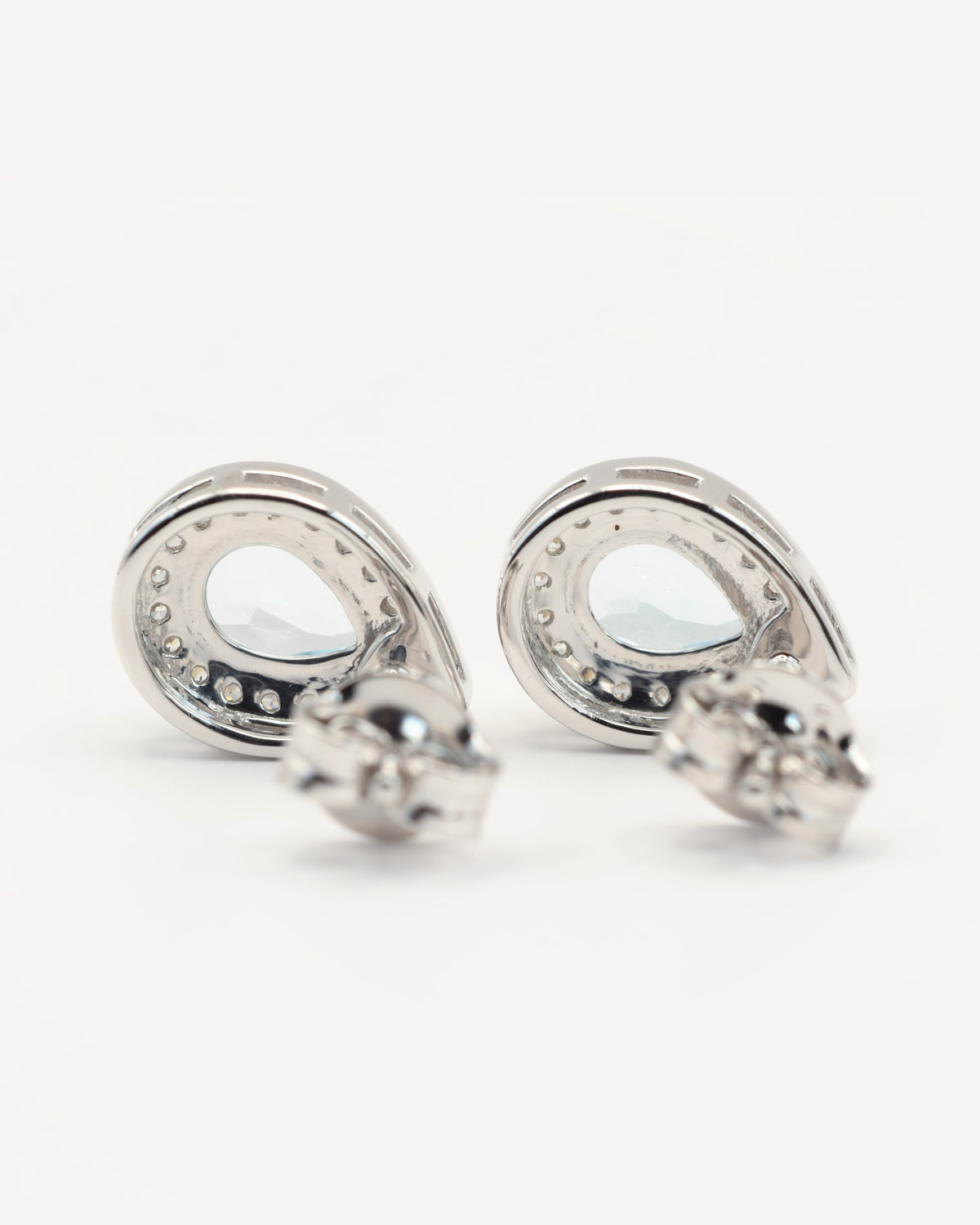 Nova Ohrstecker aus 925 Sterlingsilber mit Sky Blue Topas, Tropfen 5 x 7 mm und Zirkonia-Halo, zweite Seitenansicht