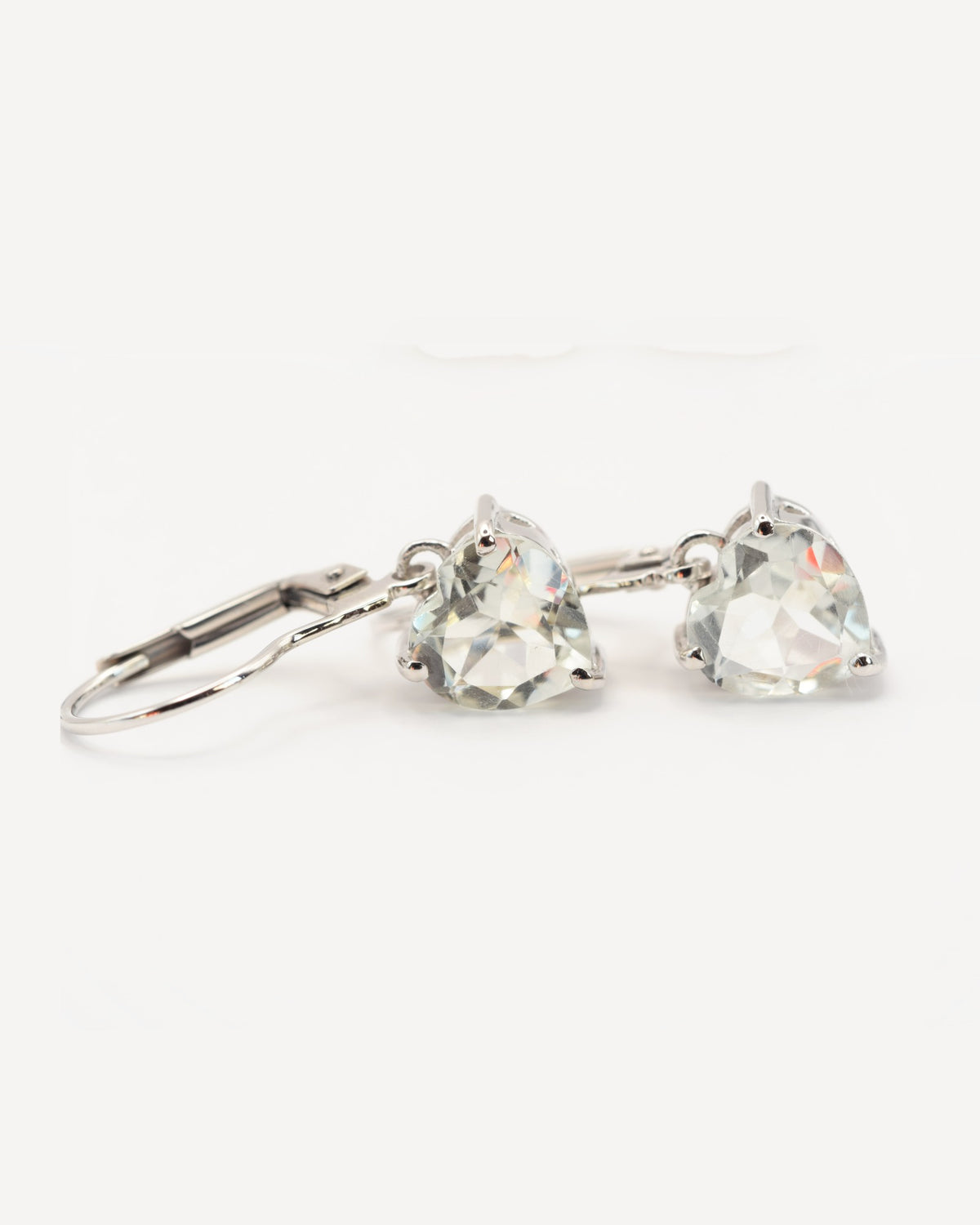 Ondine Ohrhänger aus 925 Sterlingsilber mit Prasiolith, Herz 8 mm, Schrägansicht
