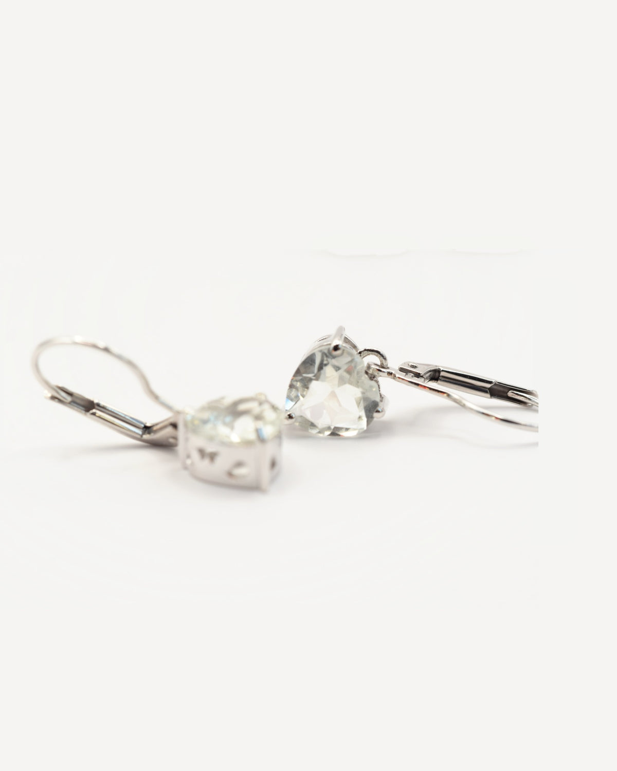 Ondine Ohrhänger aus 925 Sterlingsilber mit Prasiolith, Herz 8 mm, Seitenansicht