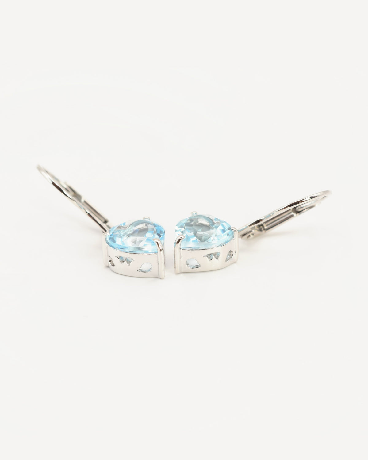 Ondine Ohrhänger aus 925 Sterlingsilber mit Sky Blue Topas, Herz 8 mm, Schrägansicht