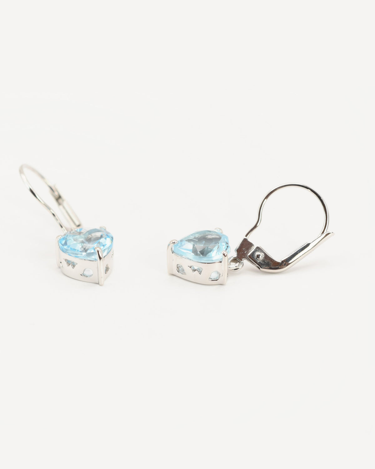 Ondine Ohrhänger aus 925 Sterlingsilber mit Sky Blue Topas, Herz 8 mm, Seitenansicht