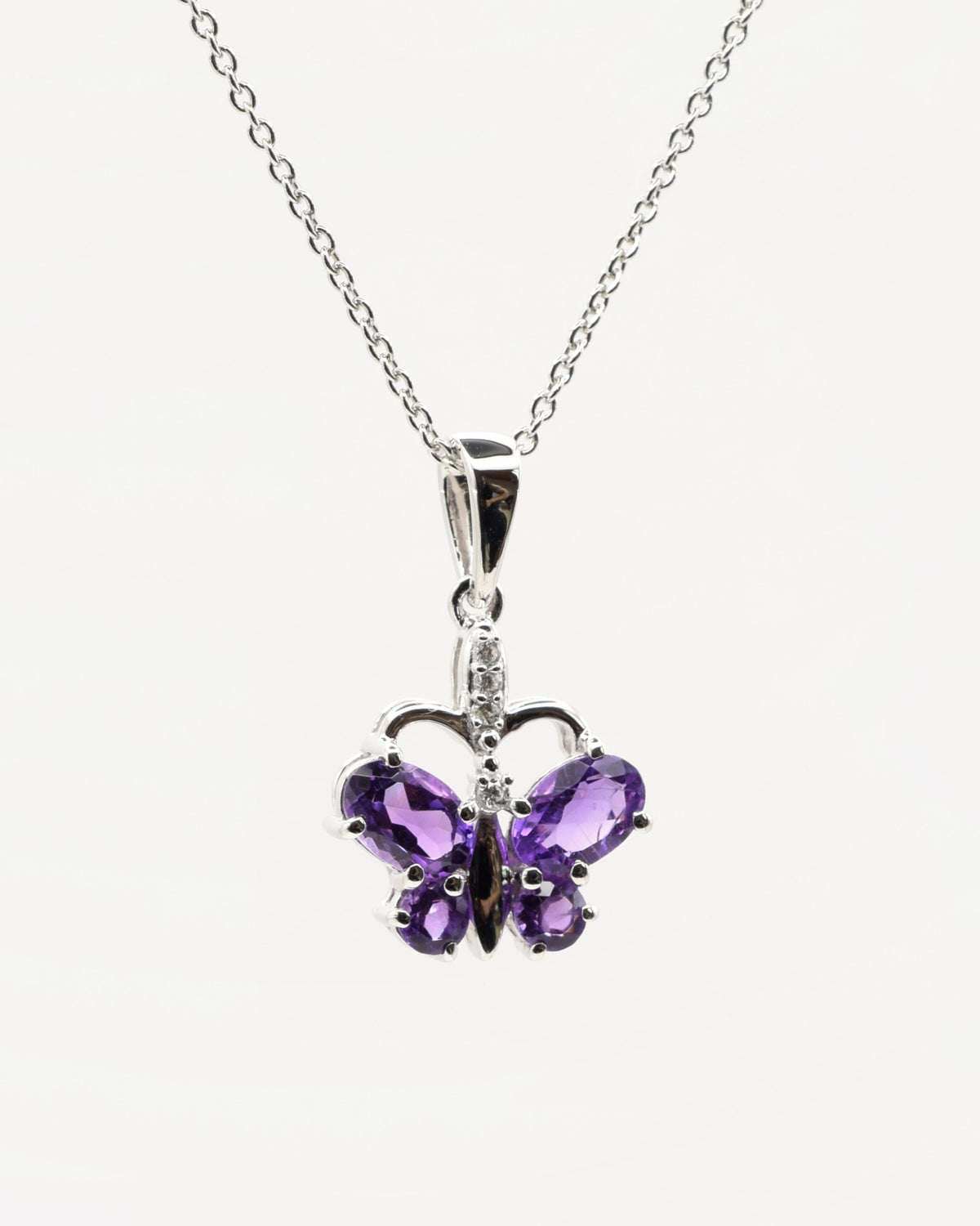 Papillon Halskette aus 925 Sterlingsilber mit Amethyst, Schmetterling aus Oval 4 x 6 mm und rund 3 mm, Frontansicht