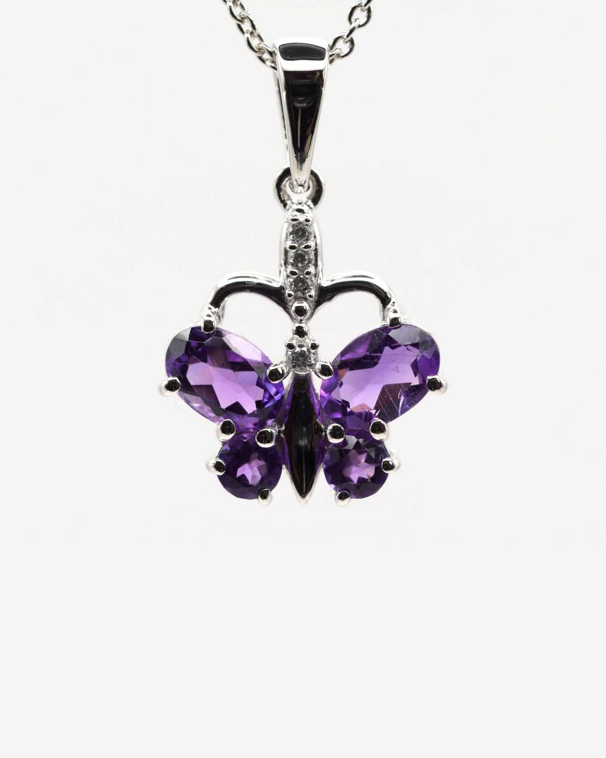 Papillon Halskette aus 925 Sterlingsilber mit Amethyst, Schmetterling aus Oval 4 x 6 mm und rund 3 mm, Nahaufnahme des Anhängers