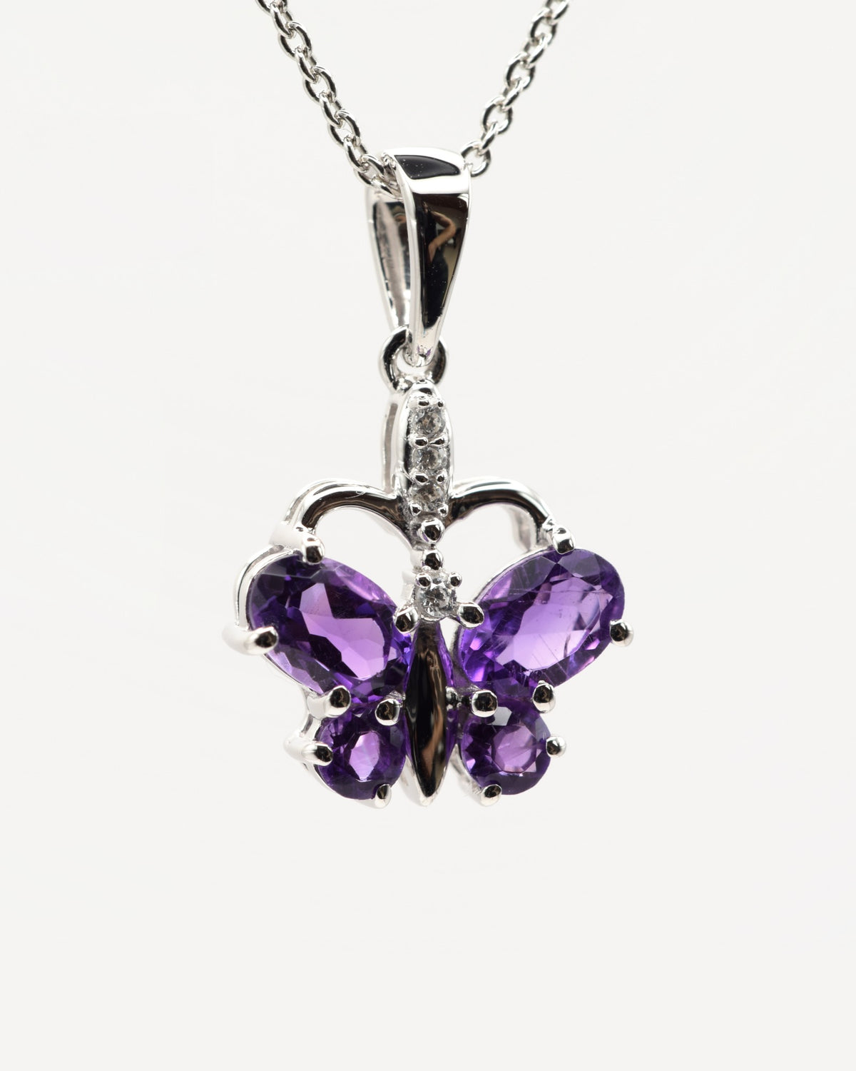 Papillon Halskette aus 925 Sterlingsilber mit Amethyst, Schmetterling aus Oval 4 x 6 mm und rund 3 mm, zweite Nahaufnahme des Anhängers