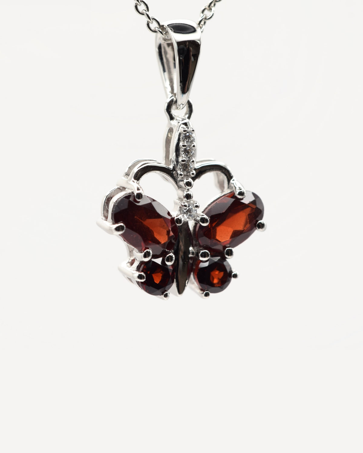 Papillon Halskette aus 925 Sterlingsilber mit Granat, Schmetterling aus Oval 4 x 6 mm und rund 3 mm, Nahaufnahme des Anhängers