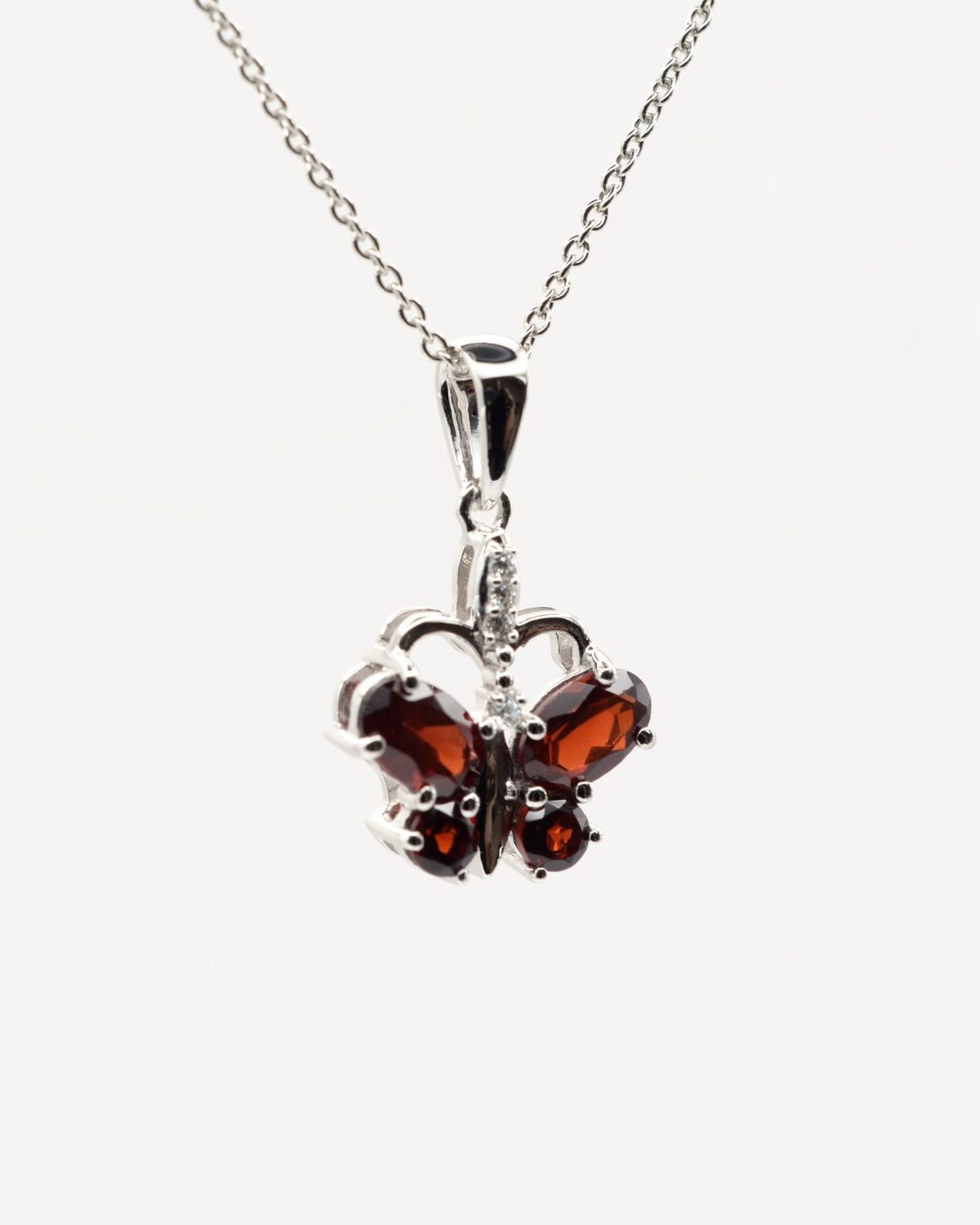 Papillon Halskette aus 925 Sterlingsilber mit Granat, Schmetterling aus Oval 4 x 6 mm und rund 3 mm, Frontansicht, zweite Aufnahme