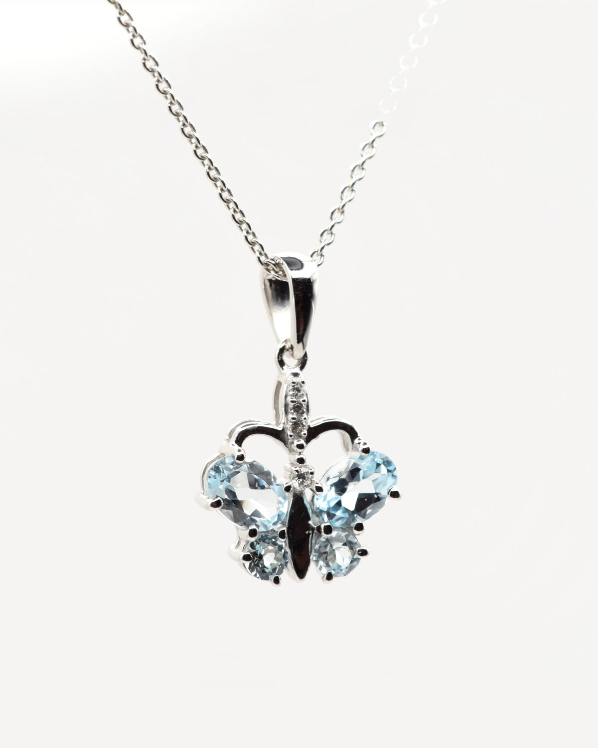 Papillon Halskette aus 925 Sterlingsilber mit Sky Blue Topas, Schmetterling aus Oval 4 x 6 mm und rund 3 mm, Frontansicht