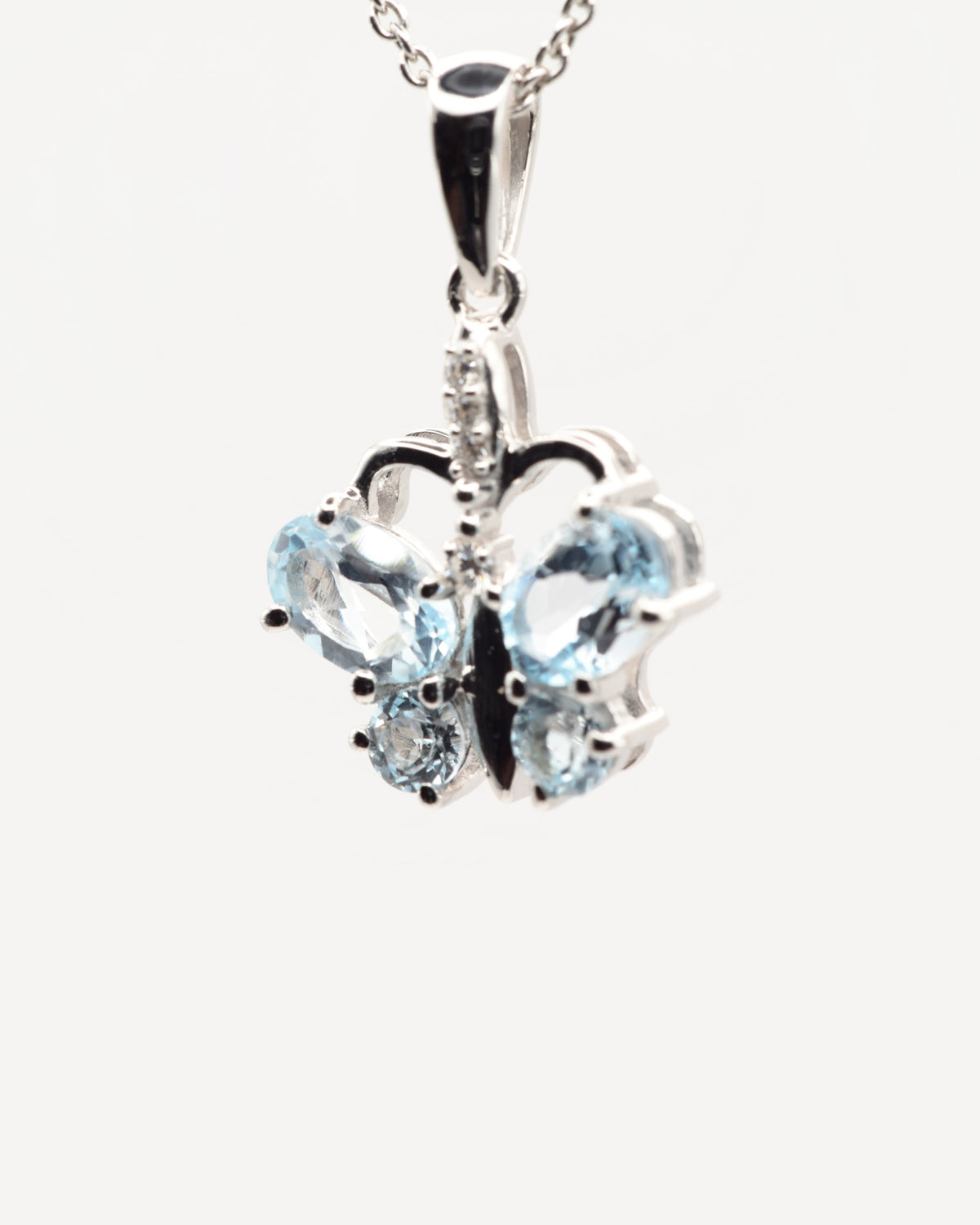 Papillon Halskette aus 925 Sterlingsilber mit Sky Blue Topas, Schmetterling aus Oval 4 x 6 mm und rund 3 mm, Nahaufnahme des Anhängers