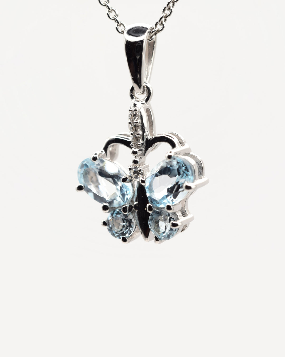 Papillon Halskette aus 925 Sterlingsilber mit Sky Blue Topas, Schmetterling aus Oval 4 x 6 mm und rund 3 mm, zweite Nahaufnahme des Anhängers