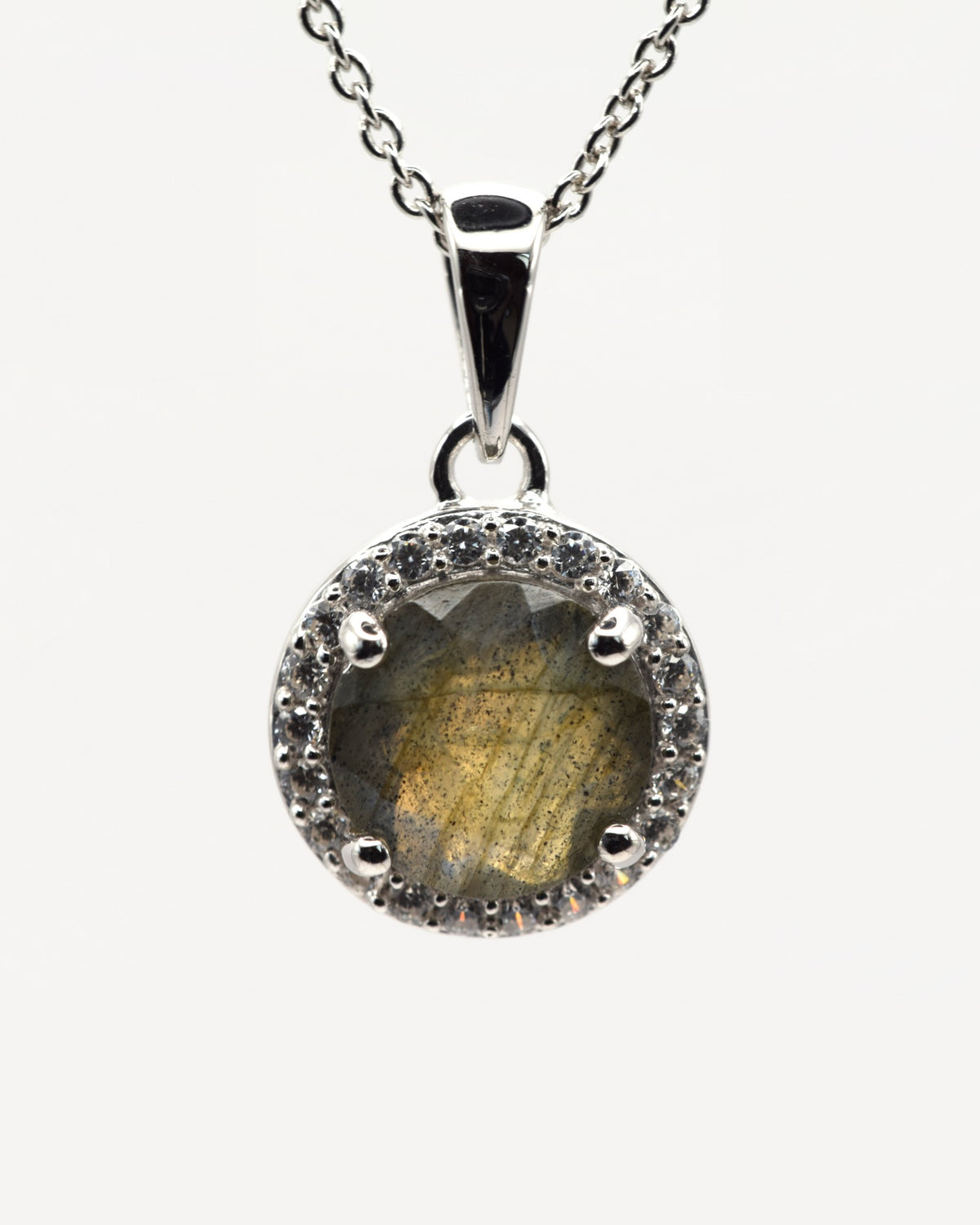 Selene Halskette aus 925 Sterlingsilber mit Labradorit, rund 8 mm und Zirkonia-Halo, Nahaufnahme des Anhängers