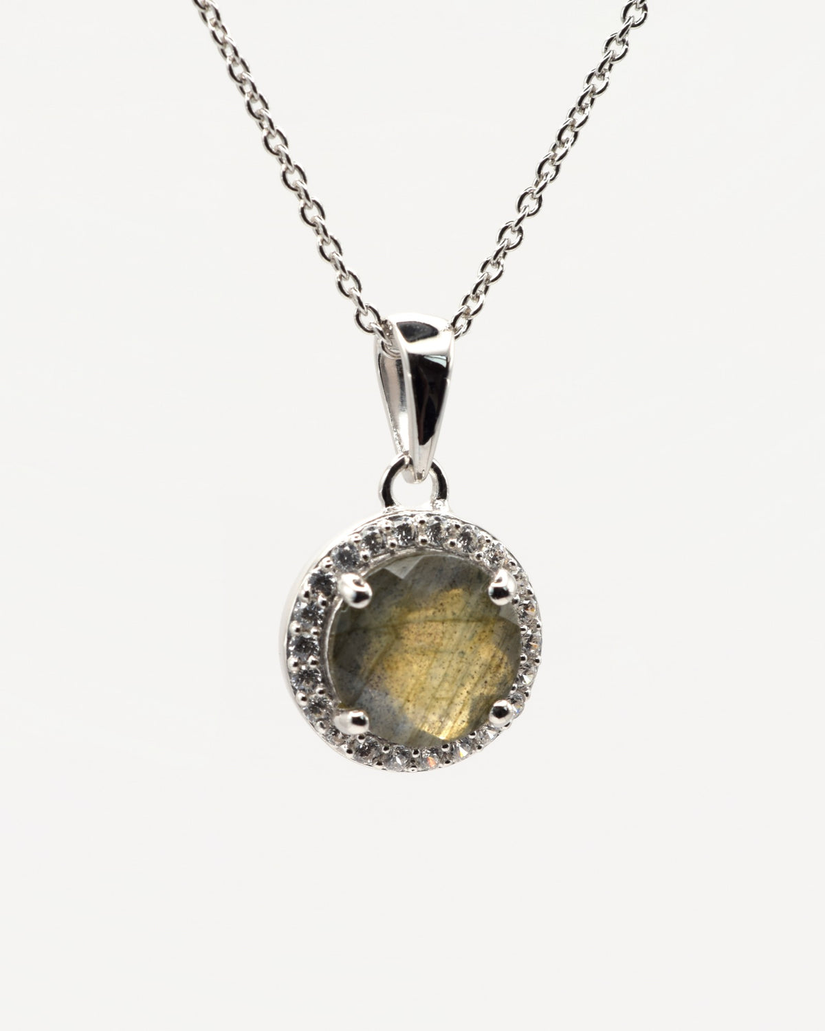 Selene Halskette aus 925 Sterlingsilber mit Labradorit, rund 8 mm und Zirkonia-Halo, Frontansicht, zweite Aufnahme