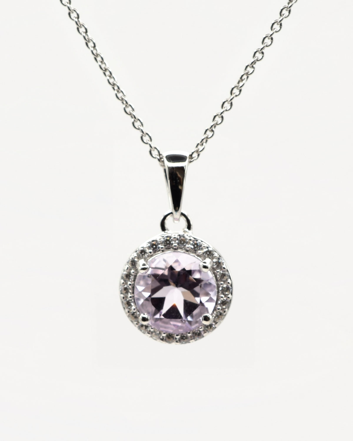 Selene Halskette aus 925 Sterlingsilber mit Pink Amethyst, rund 8 mm und Zirkonia-Halo, Frontansicht