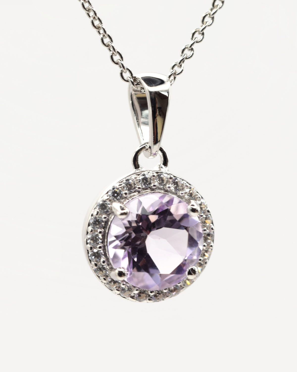 Selene Halskette aus 925 Sterlingsilber mit Pink Amethyst, rund 8 mm und Zirkonia-Halo, Nahaufnahme des Anhängers
