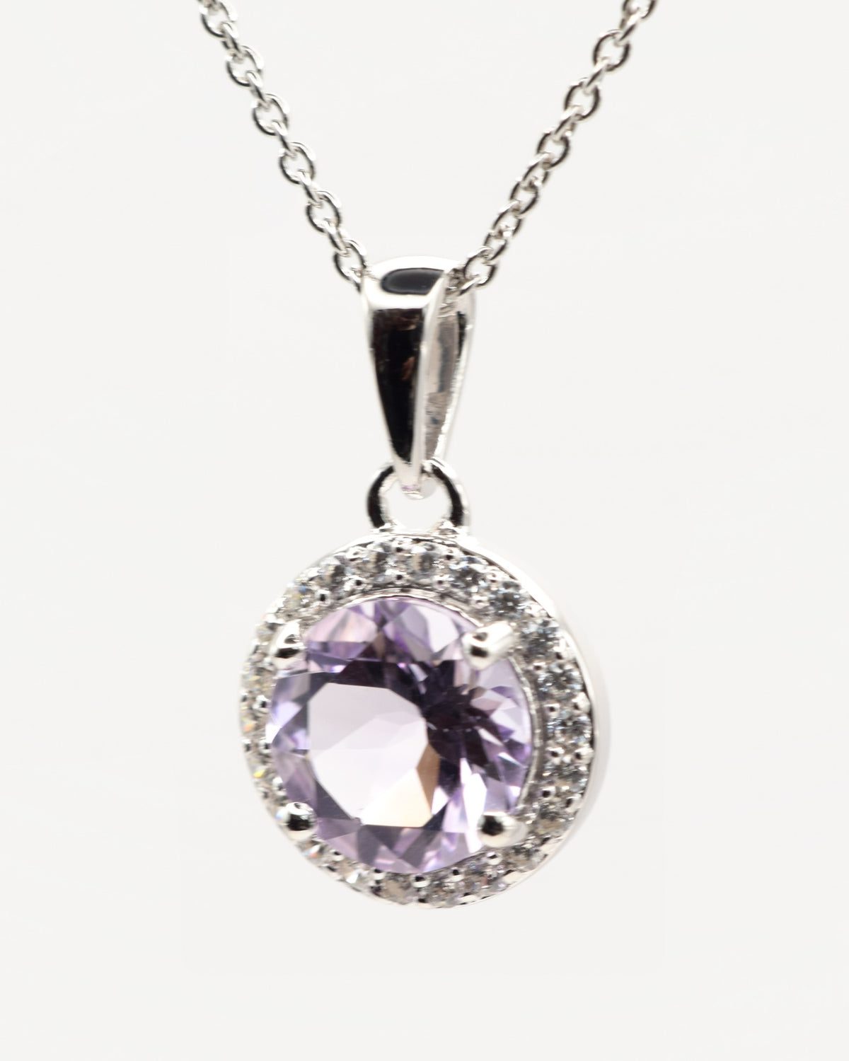 Selene Halskette aus 925 Sterlingsilber mit Pink Amethyst, rund 8 mm und Zirkonia-Halo, zweite Nahaufnahme des Anhängers