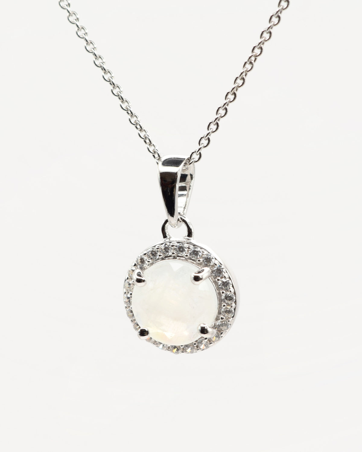 Selene Halskette aus 925 Sterlingsilber mit Regenbogen-Mondstein, rund 8 mm und Zirkonia-Halo, Frontansicht