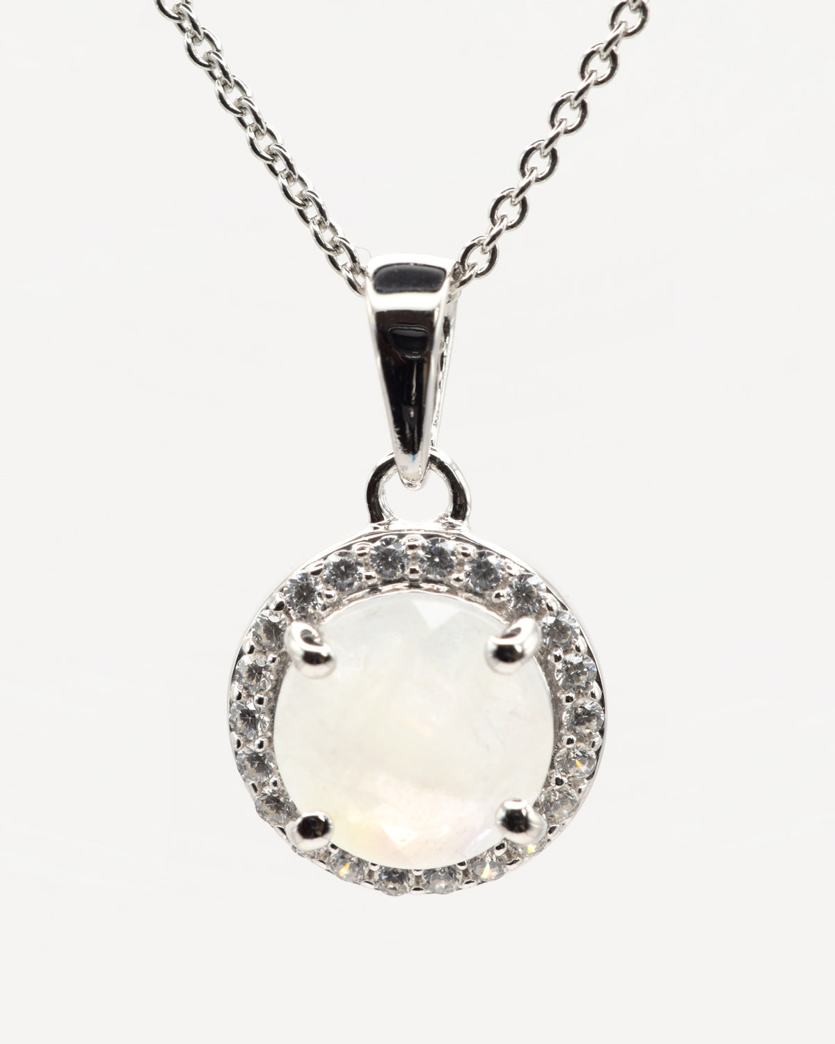 Selene Halskette aus 925 Sterlingsilber mit Regenbogen-Mondstein, rund 8 mm und Zirkonia-Halo, Nahaufnahme des Anhängers