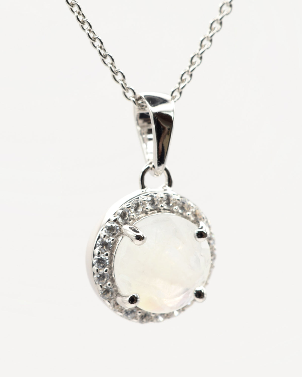 Selene Halskette aus 925 Sterlingsilber mit Regenbogen-Mondstein, rund 8 mm und Zirkonia-Halo, zweite Nahaufnahme des Anhängers
