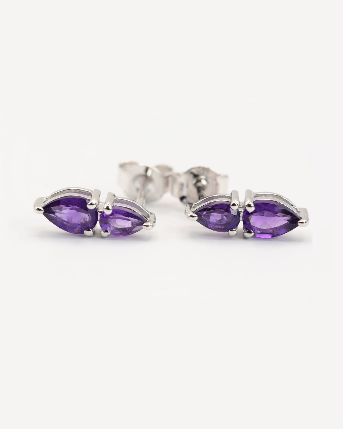 Sirena Ohrstecker aus 925 Sterlingsilber mit Amethyst, Tropfen 3 x 5 mm und Marquise 4 x 6 mm, Frontansicht