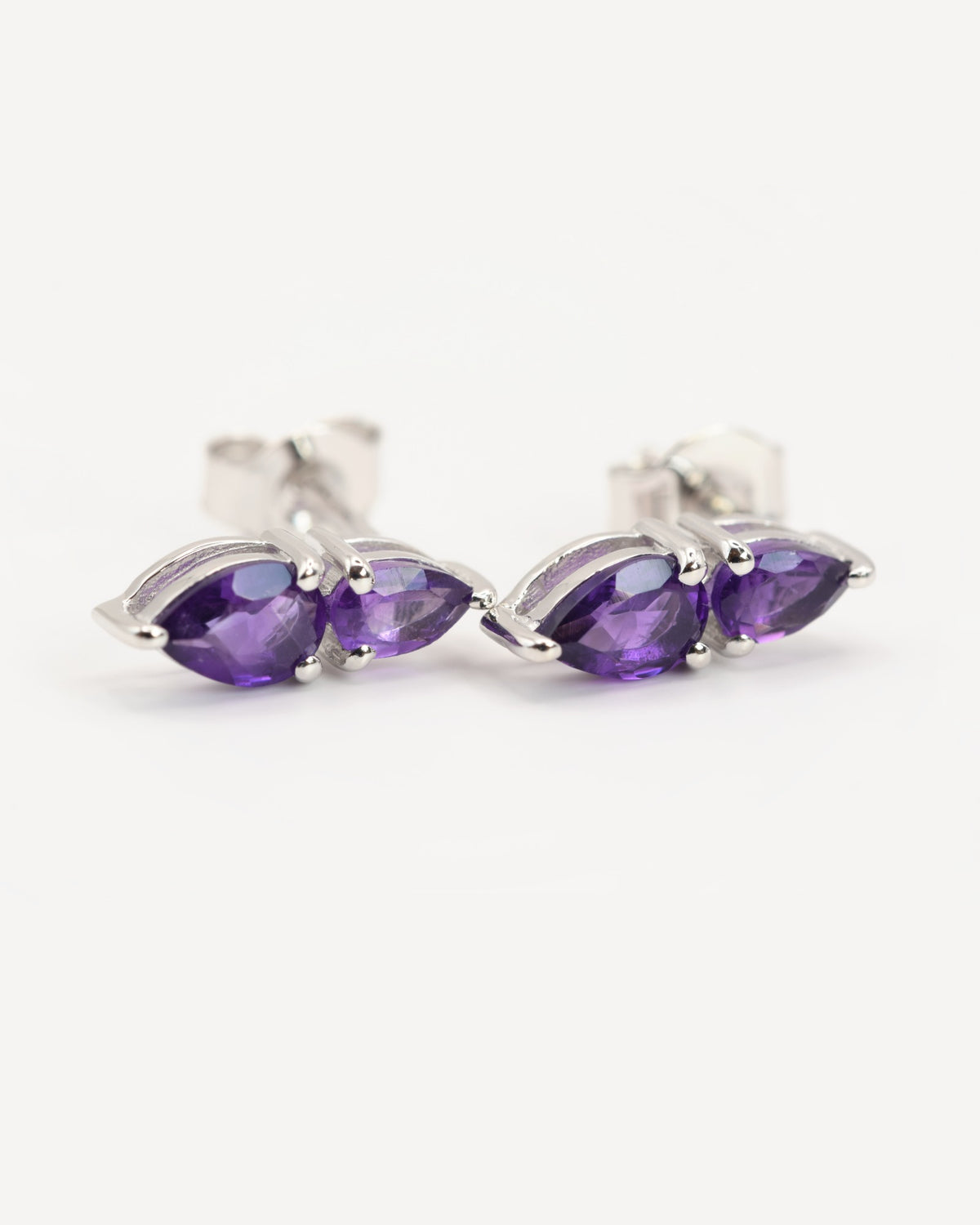 Sirena Ohrstecker aus 925 Sterlingsilber mit Amethyst, Tropfen 3 x 5 mm und Marquise 4 x 6 mm, Schrägansicht
