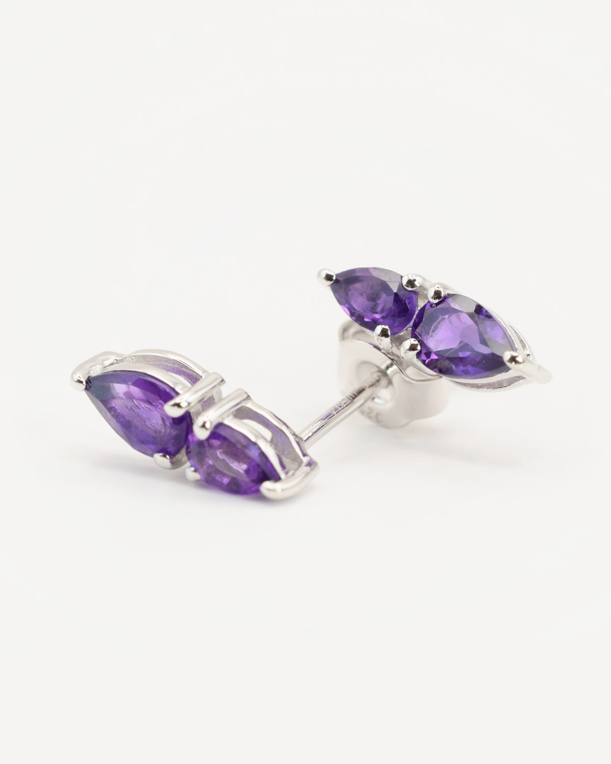 Sirena Ohrstecker aus 925 Sterlingsilber mit Amethyst, Tropfen 3 x 5 mm und Marquise 4 x 6 mm, Seitenansicht